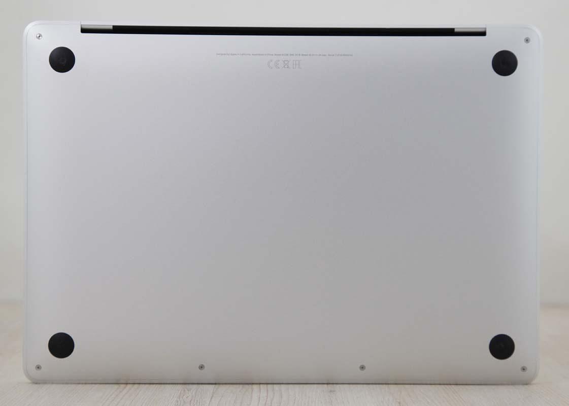 Αυτό το MacBook Pro M1 8πυρήνων (2020) διαθέτει έναν 5-nm 3.2GHz Apple M1 επεξεργαστή με 8 πυρήνες, μια 8πύρηνη κάρτα γραφικών, 16-πυρήνες Neural Engine, 8GB RAM και 250gb SSD. Διαθέτει επίσης ενσωματωμένη κάμερα 720p FaceTime HD, στερεοφωνικά ηχεία, πληκτρολόγιο νέας γενιάς scissor-switch Magic Keyboard με μια διαμορφώσιμη μπαρα απτικών ευκολιών Touch Bar με ξεχωριστό το κουμπί του escape και ένα ξεχωριστό κουμπί αναγνώρισης δακτυλικού αποτυπώματος Touch ID και ένα πελώριο Force Touch trackpad. Επιπρόσθετα διαθέτει μια υψηλής ανάλυσης LED-backlit 13.3\" widescreen 2560x1600 (227 ppi, 500 nits) Retina οθόνη με τεχνολογία True Tone. Η συνδεσιμότητα περιλαμβάνει δυνατότητα ασύρματης δικτύωσης 802.11ax Wi-Fi 6, Bluetooth 5, 2x θύρες Thunderbolt 3/USB 4 (USB-C connector) και είσοδο για ακουστικά 3.5 mm.