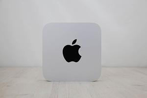 Το Apple Mac mini M4 με 10 πυρήνες CPU / 10 πυρήνες GPU (2024) διαθέτει επεξεργαστή Apple M4 4,4 GHz με 10 πυρήνες (4 performance cores and 6 efficiency cores), GPU 10 πυρήνων, Neural Engine 16 πυρήνων, 16 GB RAM και 256Gb αποθηκευτικού χώρου. Η συνδεσιμότητα περιλαμβάνει Wi-Fi 6E (802.11ax), Bluetooth 5.3, δύο θύρες USB-C (έως 10Gb/s) και υποδοχή ακουστικών 3,5 mm στο μπροστινό μέρος, καθώς και τρεις θύρες Thunderbolt 4 (υποδοχή USB-C, έως 40Gb/s), HDMI 2.1 και Gigabit Ethernet στο πίσω μέρος. Όλα αυτά βρίσκονται σε έναν μικροσκοπικό κύβο ασημί χρώματος που έχει πλάτος και βάθος μόλις 12.7 x 12.7 εκατοστά και ύψος 5,5 εκατοστά.