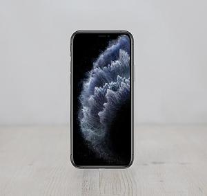 Το iPhone 11 διαθέτει οθόνη LCD \"Liquid Retina HD\" 6,1\" (διαγώνια) με δυνατότητα απτικής αφής (1792x828, 326 ppi, αναλογία αντίθεσης 1400:1) που καταλαμβάνει σχεδόν ολόκληρο το μπροστινό μέρος της συσκευής. Διαθέτει τρεις κάμερες. η μπροστινή πλευρά – τοποθετημένη στην \"εγκοπή\" – είναι μια κάμερα \"TrueDepth\" που εκτός από την υποστήριξη της λειτουργίας αναγνώρισης \"Advanced Face ID\", τραβάει φωτογραφίες 12 megapixel, τραβάει βίντεο 4K και έχει υποστήριξη λογισμικού για λειτουργία Πορτραίτου, Πορτραίτο φωτισμό , και πολλά άλλα Το πίσω μέρος περιλαμβάνει διπλές κάμερες 12 megapixel με δυνατότητα λήψης βίντεο Ultra Wide (διάφραγμα f/2,4, οπτικό πεδίο 120 μοιρών) και Wide (διάφραγμα f/1,8) που προσφέρονται από προηγούμενα iPhone, το iPhone 11 προσθέτει επίσης μια νυχτερινή λειτουργία. Το iPhone 11 αποτελείται από μια θήκη από αλουμίνιο «χαμηλών εκπομπών άνθρακα» και έχει γυαλί μπροστά και πίσω. Είναι ανθεκτικό στο πιτσίλισμα, το νερό και τη σκόνη σύμφωνα με το πρότυπο IP68 (μέγιστο βάθος 2 μέτρα έως 30 λεπτά). Εσωτερικά, το iPhone 11 τροφοδοτείται από έναν επεξεργαστή 64-bit, 7 nm 2,66 GHz \"Apple A13 Bionic\" με έξι πυρήνες – δύο πυρήνες απόδοσης και τέσσερις πυρήνες υψηλής απόδοσης – και έναν \"Neural Engine τρίτης γενιάς\". Διαθέτει 4 GB μνήμης RAM και 128 GB αποθήκευσης flash. Υποστηρίζει επίσης 802.11ax Wi-Fi 6 με 2x2 MIMO, LTE κατηγορίας Gigabit με 2x2 MIMO, Bluetooth 5.0, Ultra Wideband \"για ευαισθητοποίηση του χώρου\", NFC για Apple Pay, \"Express Cards με αποθεματικό ενέργειας\" για συμβατά συστήματα συγκοινωνίας και διπλές SIM (μία nano SIM υλικού και μία eSIM που βασίζεται σε λογισμικό).