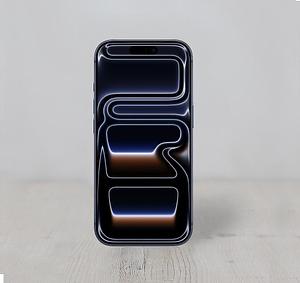 Όλα τα μοντέλα iPhone 17 διαθέτουν οθόνη Super Retina XDR 6,3\" (διαγώνιος) με δυνατότητα απτικής αφής \"Always On\" και ProMotion (2622x1206, 460 ppi, ρυθμοί ανανέωσης 120Hz) που καταλαμβάνει σχεδόν ολόκληρο το μπροστινό μέρος της συσκευής. Διαθέτει τρεις κάμερες. Στο μπροστινό μέρος: κρυμμένη στο \"Dynamic Island\" - υπάρχει μια κάμερα \"Center Stage\" που εκτός από την υποστήριξη Face ID, διαθέτει διάφραγμα f/1.9, τραβάει φωτογραφίες 18 megapixel και τραβάει βίντεο 4K. Το πίσω μέρος είναι εξοπλισμένο με ένα σύστημα κάμερας 4K \"Dual Fusion\" με κάμερα \"Fusion Main\" 48 megapixel (διάφραγμα f/1.6) που υποστηρίζει επίσης τηλεφακό 2x \"οπτικής ποιότητας\" 12 megapixel και κάμερα \"Fusion Ultra Wide\" 48 megapixel (διάφραγμα f/2.2). Το iPhone 17 είναι κατασκευασμένο σε σασί αλουμινίου με επίπεδες πλευρές και έχει γυάλινη πρόσοψη και γυάλινη πλάτη \"με χρώμα\". Το μπροστινό μέρος διαθέτει κάλυμμα \"Ceramic Shield 2\" για ανθεκτικότητα και το πίσω μέρος διαθέτει ενσωματωμένη μαγνητική σύνδεση φόρτισης \"MagSafe\". Είναι ανθεκτικό σε πιτσιλιές, νερό και σκόνη σύμφωνα με το πρότυπο IP68 (μέγιστο βάθος 6 μέτρων έως 30 λεπτά). Εσωτερικά, το iPhone 17 τροφοδοτείται από έναν επεξεργαστή Apple A19 4,25 GHz με έξι πυρήνες -- two performance cores and four efficiency cores -- καθώς και μια GPU 5 πυρήνων και μια Neural Engine 16 πυρήνων. Διαθέτει 8GB RAM και 256 GB αποθηκευτικού χώρου flash. Υποστηρίζει επίσης Wi-Fi 7 802.11be με 2x2 MIMO, ασύρματο 5G, Bluetooth 6, Ultra Wideband \"δεύτερης γενιάς\", NFC για Apple Pay, \"Express Cards with power reserve\", δικτύωση Thread, ανίχνευση σύγκρουσης, SOS έκτακτης ανάγκης και οδική βοήθεια μέσω δορυφόρου, θύρα USB-C, υλικό Κουμπιά \"Δράσης\" και \"Έλεγχου Κάμερας\", καθώς και υποστήριξη για λειτουργίες AI της Apple Intelligence.