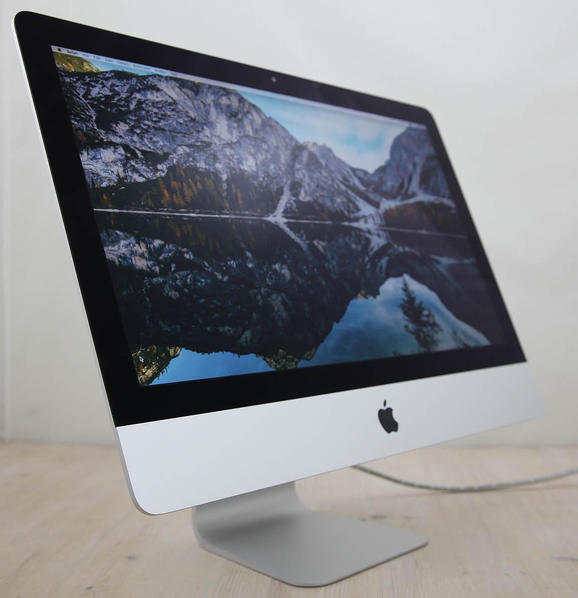 Ο iMac \"Core i5\" 3.0 21,5 ιντσών από αλουμίνιο (Retina 4K, 2019/Coffee Lake) διαθέτει επεξεργαστή Intel \"Core i5\" 14-nm \"Coffee Lake\" 3,0GHz (I5-8500) με έξι ανεξάρτητους \"πυρήνες\" επεξεργαστή σε ένα μόνο τσιπ, κοινόχρηστη μνήμη cache επιπέδου 3 9 MB, 8 GB DDR4 SDRAM 2666 MHz, σκληρό δίσκο SDD 500GB και επεξεργαστή γραφικών Radeon Pro 560X με 4 GB αποκλειστικής μνήμης βίντεο GDDR5. Διαθέτει επίσης ενσωματωμένη κάμερα web \"FaceTime HD\" και στερεοφωνικά ηχεία. Αυτό το μοντέλο διαθέτει οθόνη IPS DCI-P3 Retina 4K 21,5\" με οπίσθιο φωτισμό LED 4096x2304 και αναλογία 16:9. Το πίσω μέρος του περιβλήματος είναι από αλουμίνιο και είναι παχύτερο στη μέση και λεπτότερο κατά 5 mm στις άκρες. Η συνδεσιμότητα περιλαμβάνει τέσσερις θύρες USB 3.0, δύο θύρες Thunderbolt 3 (USB-C), Gigabit Ethernet, Wi-Fi 802.11ac και Bluetooth 4.2. Δεν διαθέτει τσιπ T2.