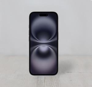 Τα iPhone 16 διαθέτουν οθόνη Super Retina XDR 6,1\" (διαγώνια) με δυνατότητα απτικής αφής (2556x1179, 460 ppi) που καταλαμβάνει σχεδόν ολόκληρο το μπροστινό μέρος της συσκευής. Διαθέτει τρεις κάμερες. Στο μπροστινό μέρος, τοποθετημένη στο \"Dynamic Island\", έχει μια προσθήκη στην υποστήριξη κάμερας \"TrueDepth\" διάφραγμα f/1,9, τραβάει φωτογραφίες 12 megapixel και τραβάει βίντεο 4K Το πίσω μέρος είναι εξοπλισμένο με ένα \"προηγμένο σύστημα διπλής κάμερας\" με δυνατότητα 4K με κάμερα \"Fusion\" 48 megapixel (διάφραγμα f/1,6) που υποστηρίζει επίσης 12 megapixel 2x Telephoto και δυνατότητα 12 megapixel \"Ultra Wide\". Το iPhone 16 χρησιμοποιεί σασί από αλουμίνιο με επίπεδες πλευρές και έχει γυάλινη πρόσοψη και γυάλινη πλάτη με «χρώμα». Το μπροστινό μέρος έχει κάλυμμα \"Ceramic Shield\" για ανθεκτικότητα και το πίσω μέρος έχει ενσωματωμένη σύνδεση μαγνητικής φόρτισης \"MagSafe\". Είναι ανθεκτικό στο πιτσίλισμα, το νερό και τη σκόνη σύμφωνα με το πρότυπο IP68 (μέγιστο βάθος 6 μέτρα έως 30 λεπτά). Εσωτερικά, το iPhone 16 τροφοδοτείται από έναν επεξεργαστή Apple A18 στα 4,0GHz με έξι πυρήνες: two performance cores και four efficiency cores, καθώς και μια GPU 5 πυρήνων και μια μηχανή Neural Engine 16 πυρήνων. Διαθέτει 8GB μνήμης RAM και 256GB αποθήκευσης flash. Υποστηρίζει επίσης 802.11be Wi-Fi 7 με 2x2 MIMO, ασύρματο 5G, Bluetooth 5.3, \"δεύτερης γενιάς\" Ultra Wideband, NFC για Apple Pay, \"Express Cards with power reserve\" για συμβατά συστήματα συγκοινωνίας, Thread networking, Crash Detection, Emergency SOS και Roadside Assistance μέσω δορυφόρου, κουμπιά Camera Control και υποστήριξη για λειτουργίες Apple Intelligence AI.