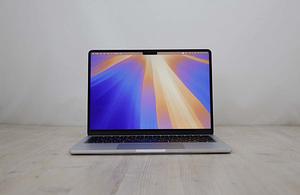 Αυτό το Apple MacBook Air M2 8-Core CPU / 8-Core GPU 13.6 ιντσών (2022) διαθέτει επεξεργαστή Apple M2 5-nm 3,49GHz με 8 πυρήνες, μια 8πύρηνη κάρτα γραφικών, Neural Engine 16 πυρήνων, μνήμη RAM 8GB και SSD 256GB. Όλα αυτά είναι τοποθετημένα σε μια ομοιόμορφα λεπτή θήκη από αλουμίνιο με ενσωματωμένη κάμερα web 1080p FaceTime HD, σύστημα ήχου τεσσάρων ηχείων, Touch ID, φωτιζόμενο Magic Keyboard, μεγάλο trackpad Force Touch και υψηλής ανάλυσης οθόνη Liquid Retina\" 13,6\" με οπίσθιο φωτισμό LED 2560x1664 (224 ppi, 500 nits) με τεχνολογία Wide color (P3) και True Tone. Ζυγίζει 1,24 κιλά. Η συνδεσιμότητα περιλαμβάνει 802.11ax Wi-Fi 6, Bluetooth 5, δύο θύρες Thunderbolt 3/USB 4 (υποδοχή USB-C) και υποδοχή ακουστικών 3,5 mm.