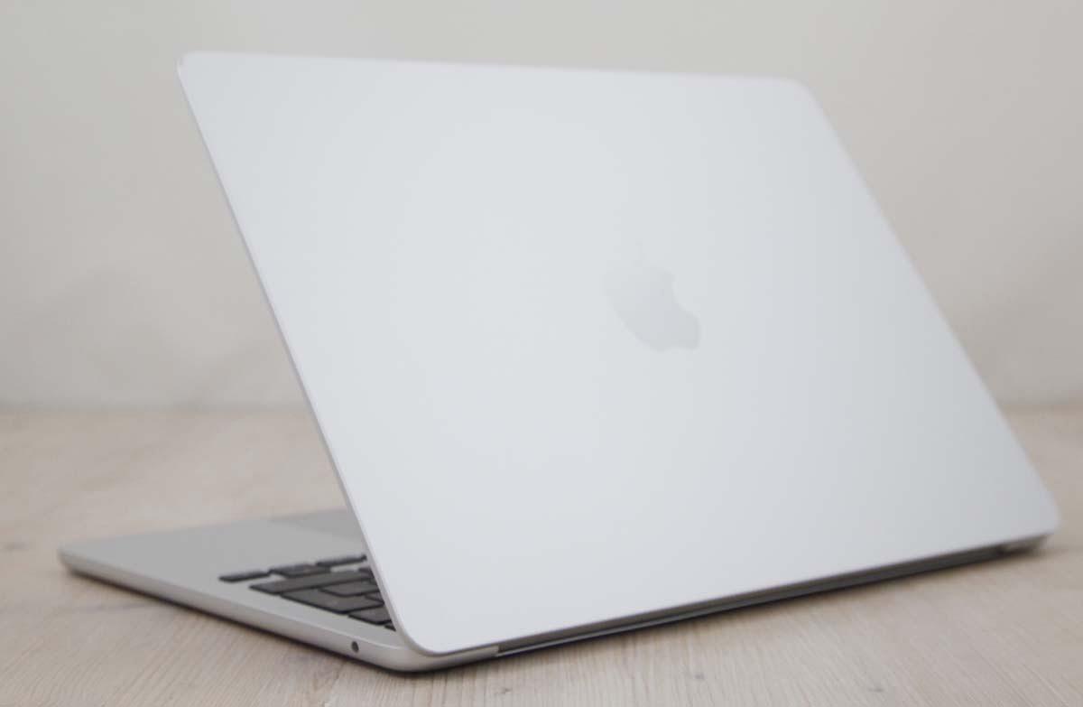 Αυτό το Apple MacBook Air M2 8-Core CPU / 8-Core GPU 13.6 ιντσών (2022) διαθέτει επεξεργαστή Apple M2 5-nm 3,49GHz με 8 πυρήνες, μια 8πύρηνη κάρτα γραφικών, Neural Engine 16 πυρήνων, μνήμη RAM 8GB και SSD 256GB. Όλα αυτά είναι τοποθετημένα σε μια ομοιόμορφα λεπτή θήκη από αλουμίνιο με ενσωματωμένη κάμερα web 1080p FaceTime HD, σύστημα ήχου τεσσάρων ηχείων, Touch ID, φωτιζόμενο Magic Keyboard, μεγάλο trackpad Force Touch και υψηλής ανάλυσης οθόνη Liquid Retina\" 13,6\" με οπίσθιο φωτισμό LED 2560x1664 (224 ppi, 500 nits) με τεχνολογία Wide color (P3) και True Tone. Ζυγίζει 1,24 κιλά. Η συνδεσιμότητα περιλαμβάνει 802.11ax Wi-Fi 6, Bluetooth 5, δύο θύρες Thunderbolt 3/USB 4 (υποδοχή USB-C) και υποδοχή ακουστικών 3,5 mm.