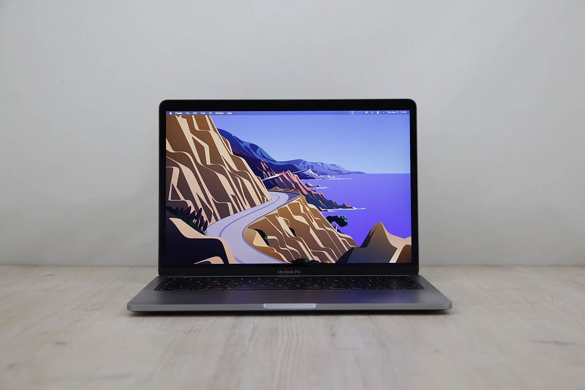 Το μοντέλο Apple MacBook Pro M1 max 10-Core CPU / 24-Core GPU 14 ιντσών (2021) διαθέτει επεξεργαστή Apple M1 Max 3,2 GHz με δέκα πυρήνες, μια κάρτα γραφικών 24 πυρήνων , έναν Neural Engine 16 πυρήνων, 64GB RAM και 1Tbyte Apple SSD. Προσφέρεται σε space grey χρώμα, αυτός ο φορητός υπολογιστής διαθέτει ενσωματωμένη κάμερα web FaceTime HD 1080p, ηχοσύστημα υψηλής πιστότητας έξι ηχείων με γούφερ, φωτιζόμενο Magic Keyboard με Touch ID αισθητήρα και ένα γιγάντιο trackpad Force Touch. Επιπλέον, διαθέτει ευρεία οθόνη 14,2\" με οπίσθιο φωτισμό LED 3024x1964 (254 ppi, 1000 nits διατηρημένα, 1600 nits κορυφή, αναλογία αντίθεσης 1.000.000:1) Liquid Retina XDR οθόνη. Η συνδεσιμότητα περιλαμβάνει 802.11ax Wi-Fi 6, Bluetooth 5, τρεις θύρες Thunderbolt 4 (υποδοχή USB-C), μια θύρα HDMI 2.0, μια υποδοχή κάρτας SD με δυνατότητα SDXC, μια υποδοχή ακουστικών 3,5 mm και μια υποδοχή τροφοδοσίας MagSafe 3