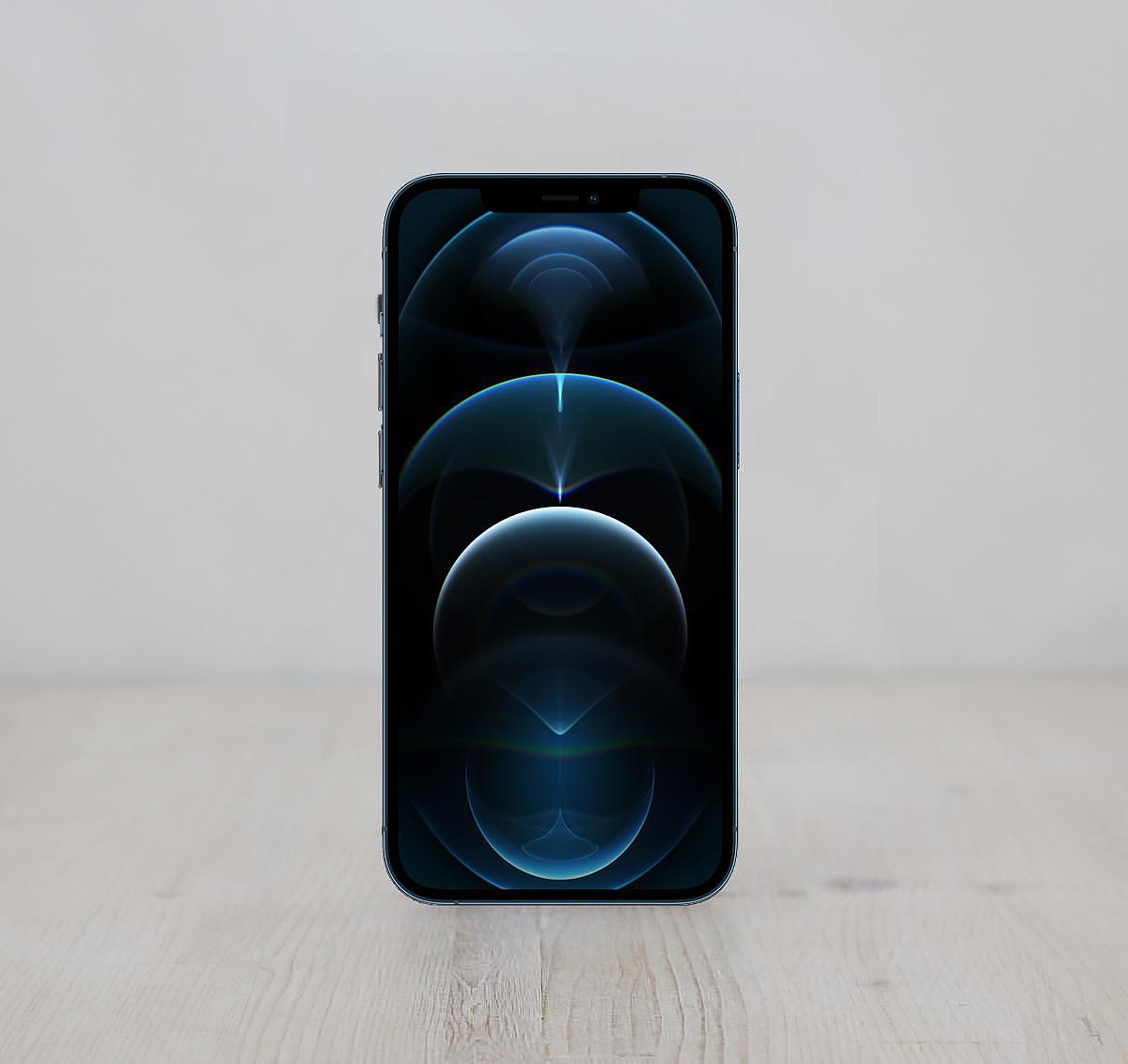 Όλα τα μοντέλα iPhone 12 Pro έχουν μια haptic-touch capable 6.1\" οθόνη Super Retina XDR (2532x1170, 460 ppi, 800 nits μέγιστη φωτεινότητα) που καταλαμβάνει σχεδόν το μέτωπο της συσκευής. Το Megapixel Photos, πυροβολεί βίντεο 4K και έχει υποστήριξη λογισμικού για τη λειτουργία πορτρέτου, φωτισμό πορτρέτου και πολλά άλλα. Φωτογραφία \"Χαρακτηριστικά που βελτιώνουν την απόδοση χαμηλού φωτισμού και μειώνουν τον θόρυβο σε σύγκριση με τα προηγούμενα μοντέλα iPhone. Το iPhone 12 Pro χρησιμοποιεί ανοξείδωτο χάλυβα με επίπεδες γυαλισμένες πλευρές από ανοξείδωτο χάλυβα και έχει γυάλινο μέτωπο και πίσω. Το μέτωπο διαθέτει κάλυμμα \"κεραμικής ασπίδας\" για βελτιωμένη ανθεκτικότητα και η πλάτη διαθέτει μια ολοκληρωμένη σύνδεση μαγνητικής φόρτισης \"Magsafe\". Εσωτερικά, το iPhone 12 Pro τροφοδοτείται από έναν επεξεργαστή 64-bit 3,0 GHz \"Apple A14 Bionic\" με έξι πυρήνες-δύο πυρήνες απόδοσης και τέσσερις πυρήνες υψηλής απόδοσης-και έναν νευρωνικό κινητήρα 16 πυρήνων. Έχει 6 GB μνήμης RAM και 256GB αποθήκευσης flash. Υποστηρίζει επίσης το 802.11ax Wi-Fi 6 με 2x2 MIMO, 5G ασύρματο, Bluetooth 5.0, Ultra Wideband \"για χωρική ευαισθητοποίηση\", NFC For Apple Pay, \"Express Cards With Power Reserve\" για συμβατά συστήματα διαμετακόμισης, σαρωτή LIDAR και Dual Sims.