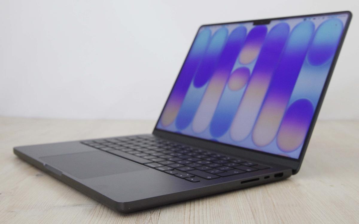 Το Apple MacBook Pro \"M5\" 10-πύρηνου CPU/10-πύρηνης GPU 14 ιντσών (2025) διαθέτει επεξεργαστή Apple M5 4,6GHz με δέκα πυρήνες CPU (4 performance cores and 6 efficiency cores), GPU 10 πυρήνων, Neural Engine 16 πυρήνων, προεπιλεγμένη μνήμη RAM 16GB και ενσωματωμένο SSD 512GB. Διατίθεται σε Space Black και διαθέτει ενσωματωμένη κάμερα \"Center Stage\" 12 megapixel, \"σύστημα ήχου έξι ηχείων υψηλής πιστότητας με γούφερ ακύρωσης ισχύος\", φωτιζόμενο \"Magic Keyboard\" με αισθητήρα \"Touch ID\" και μεγάλο trackpad \"Force Touch\". Επιπλέον, διαθέτει οθόνη υψηλής ανάλυσης 14,2\" με οπίσθιο φωτισμό LED, ανάλυσης 3024x1964 (254 ppi, 1000 nits sustained, 1600 nits peak HDR, 1000 nits SDR, αναλογία αντίθεσης 1.000.000:1), \"Liquid Retina XDR\". Η συνδεσιμότητα περιλαμβάνει Wi-Fi 6E (802.11ax), Bluetooth 5.3, τρεις θύρες Thunderbolt 4 (υποδοχή USB-C), θύρα HDMI 2.1, κάρτα SD με δυνατότητα SDXC.