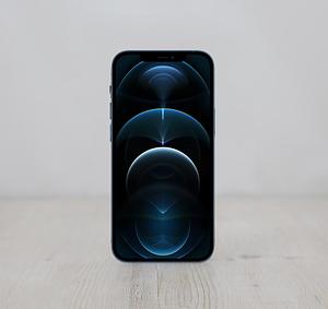 Όλα τα μοντέλα iPhone 12 Pro έχουν μια haptic-touch capable 6.1\" οθόνη Super Retina XDR (2532x1170, 460 ppi, 800 nits μέγιστη φωτεινότητα) που καταλαμβάνει σχεδόν το μέτωπο της συσκευής. Το Megapixel Photos, πυροβολεί βίντεο 4K και έχει υποστήριξη λογισμικού για τη λειτουργία πορτρέτου, φωτισμό πορτρέτου και πολλά άλλα. Φωτογραφία \"Χαρακτηριστικά που βελτιώνουν την απόδοση χαμηλού φωτισμού και μειώνουν τον θόρυβο σε σύγκριση με τα προηγούμενα μοντέλα iPhone. Το iPhone 12 Pro χρησιμοποιεί ανοξείδωτο χάλυβα με επίπεδες γυαλισμένες πλευρές από ανοξείδωτο χάλυβα και έχει γυάλινο μέτωπο και πίσω. Το μέτωπο διαθέτει κάλυμμα \"κεραμικής ασπίδας\" για βελτιωμένη ανθεκτικότητα και η πλάτη διαθέτει μια ολοκληρωμένη σύνδεση μαγνητικής φόρτισης \"Magsafe\". Εσωτερικά, το iPhone 12 Pro τροφοδοτείται από έναν επεξεργαστή 64-bit 3,0 GHz \"Apple A14 Bionic\" με έξι πυρήνες-δύο πυρήνες απόδοσης και τέσσερις πυρήνες υψηλής απόδοσης-και έναν νευρωνικό κινητήρα 16 πυρήνων. Έχει 6 GB μνήμης RAM και 256GB αποθήκευσης flash. Υποστηρίζει επίσης το 802.11ax Wi-Fi 6 με 2x2 MIMO, 5G ασύρματο, Bluetooth 5.0, Ultra Wideband \"για χωρική ευαισθητοποίηση\", NFC For Apple Pay, \"Express Cards With Power Reserve\" για συμβατά συστήματα διαμετακόμισης, σαρωτή LIDAR και Dual Sims.