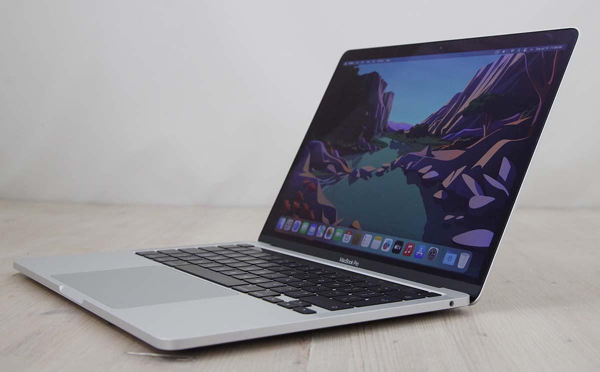 Αυτό το MacBook Pro M1 8πυρήνων (2020) διαθέτει έναν 5-nm 3.2GHz Apple M1 επεξεργαστή με 8 πυρήνες, μια 8πύρηνη κάρτα γραφικών, 16-πυρήνες Neural Engine, 16GB RAM και 250gb SSD. Διαθέτει επίσης ενσωματωμένη κάμερα 720p FaceTime HD, στερεοφωνικά ηχεία, πληκτρολόγιο νέας γενιάς scissor-switch Magic Keyboard με μια διαμορφώσιμη μπαρα απτικών ευκολιών Touch Bar με ξεχωριστό το κουμπί του escape και ένα ξεχωριστό κουμπί αναγνώρισης δακτυλικού αποτυπώματος Touch ID και ένα πελώριο Force Touch trackpad. Επιπρόσθετα διαθέτει μια υψηλής ανάλυσης LED-backlit 13.3\" widescreen 2560x1600 (227 ppi, 500 nits) Retina οθόνη με τεχνολογία True Tone. Η συνδεσιμότητα περιλαμβάνει δυνατότητα ασύρματης δικτύωσης 802.11ax Wi-Fi 6, Bluetooth 5, 2x θύρες Thunderbolt 3/USB 4 (USB-C connector) και είσοδο για ακουστικά 3.5 mm.
