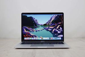 Αυτό το MacBook Pro M1 8πυρήνων (2020) διαθέτει έναν 5-nm 3.2GHz Apple M1 επεξεργαστή με 8 πυρήνες, μια 8πύρηνη κάρτα γραφικών, 16-πυρήνες Neural Engine, 8GB RAM και 250gb SSD. Διαθέτει επίσης ενσωματωμένη κάμερα 720p FaceTime HD, στερεοφωνικά ηχεία, πληκτρολόγιο νέας γενιάς scissor-switch Magic Keyboard με μια διαμορφώσιμη μπαρα απτικών ευκολιών Touch Bar με ξεχωριστό το κουμπί του escape και ένα ξεχωριστό κουμπί αναγνώρισης δακτυλικού αποτυπώματος Touch ID και ένα πελώριο Force Touch trackpad. Επιπρόσθετα διαθέτει μια υψηλής ανάλυσης LED-backlit 13.3\" widescreen 2560x1600 (227 ppi, 500 nits) Retina οθόνη με τεχνολογία True Tone. Η συνδεσιμότητα περιλαμβάνει δυνατότητα ασύρματης δικτύωσης 802.11ax Wi-Fi 6, Bluetooth 5, 2x θύρες Thunderbolt 3/USB 4 (USB-C connector) και είσοδο για ακουστικά 3.5 mm.
