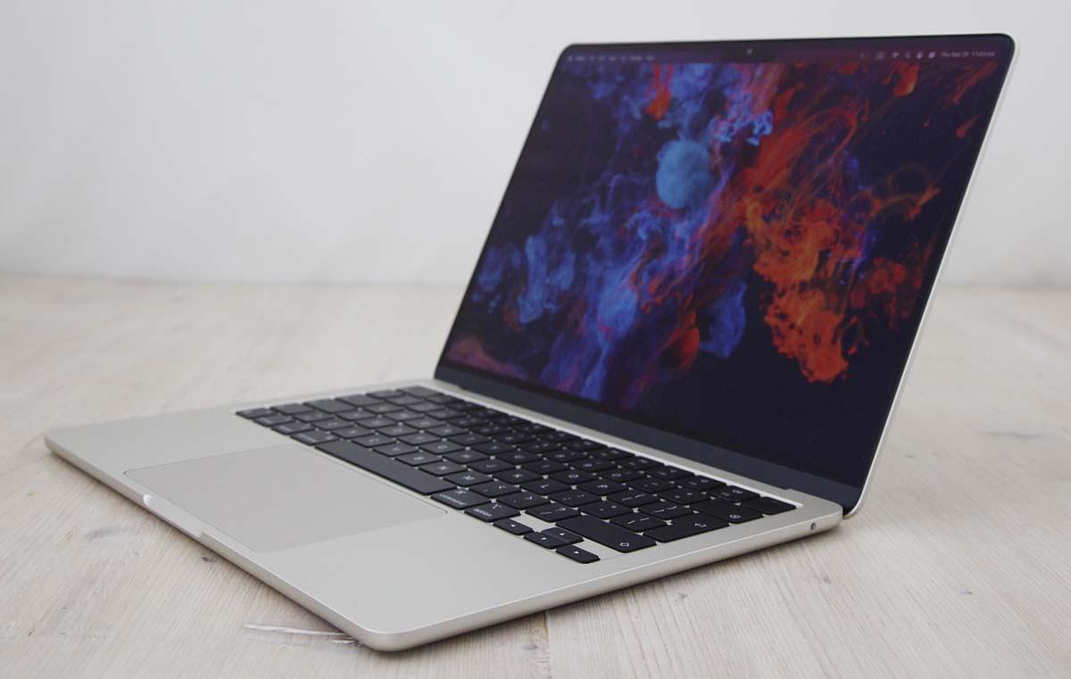 Αυτό το Apple MacBook Air M3 13 ιντσών (2024) με 8 πυρήνες CPU / 8 πυρήνες GPU διαθέτει επεξεργαστή Apple M3 4,05GHz με 8 πυρήνες (4 performance cores and 4 efficiency cores), 8 πυρήνες GPU, 16 πυρήνες Neural Engine, 8GB μνήμης RAM και 256GB SSD. Όλα αυτά σε μια ομοιόμορφα λεπτή θήκη αλουμινίου με ενσωματωμένη κάμερα web 1080p FaceTime HD, ηχοσύστημα τεσσάρων ηχείων, Touch ID, φωτιζόμενο \"Magic Keyboard\", μεγάλο trackpad \"Force Touch\" και οθόνη υψηλής ανάλυσης 13,6\" με οπίσθιο φωτισμό LED 2560x1664 (224 ppi, 500 nits) \"Liquid Retina\" με τεχνολογία Wide color (P3) και True Tone. Η συνδεσιμότητα περιλαμβάνει 802.11ax Wi-Fi 6E, Bluetooth 5.3, δύο θύρες Thunderbolt 3/USB 4 (υποδοχή USB-C) και υποδοχή ακουστικών 3,5 mm.
