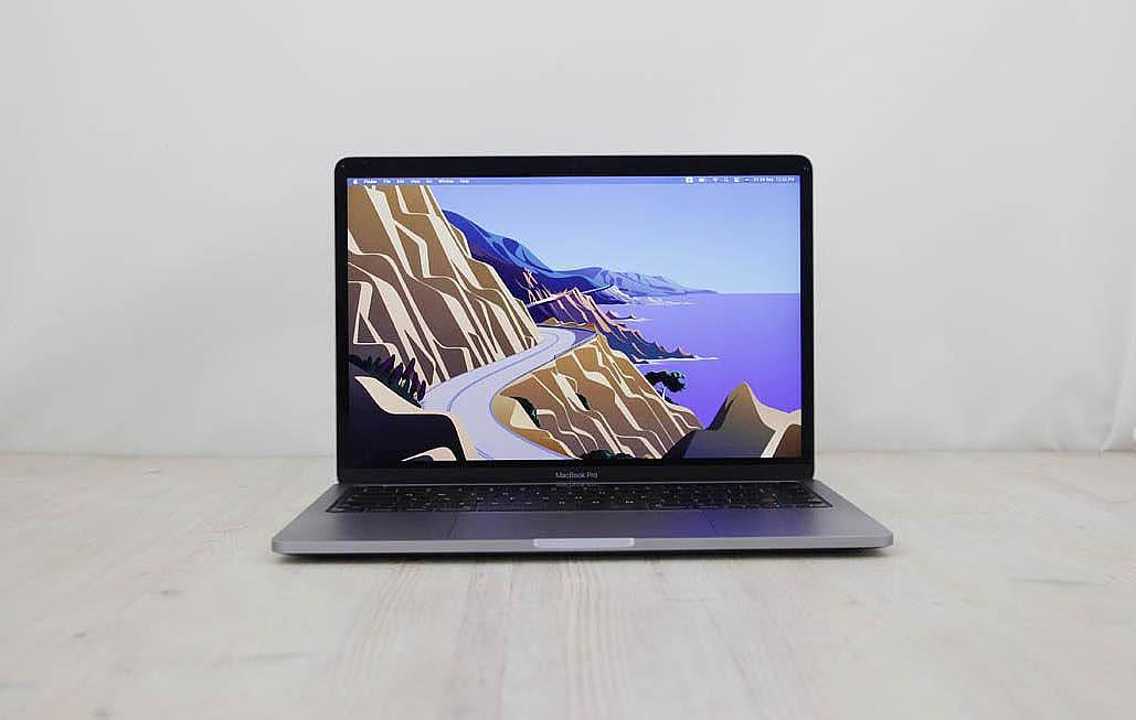 Αυτό το MacBook Pro M1 8πυρήνων (2020) διαθέτει έναν 5-nm 3.2GHz Apple M1 επεξεργαστή με 8 πυρήνες, μια 8πύρηνη κάρτα γραφικών, 16-πυρήνες Neural Engine, 16GB RAM και 1Tbyte SSD. Διαθέτει επίσης ενσωματωμένη κάμερα 720p FaceTime HD, στερεοφωνικά ηχεία, πληκτρολόγιο νέας γενιάς scissor-switch Magic Keyboard με μια διαμορφώσιμη μπαρα απτικών ευκολιών Touch Bar με ξεχωριστό το κουμπί του escape και ένα ξεχωριστό κουμπί αναγνώρισης δακτυλικού αποτυπώματος Touch ID και ένα πελώριο Force Touch trackpad. Επιπρόσθετα διαθέτει μια υψηλής ανάλυσης LED-backlit 13.3\" widescreen 2560x1600 (227 ppi, 500 nits) Retina οθόνη με τεχνολογία True Tone. Η συνδεσιμότητα περιλαμβάνει δυνατότητα ασύρματης δικτύωσης 802.11ax Wi-Fi 6, Bluetooth 5, 2x θύρες Thunderbolt 3/USB 4 (USB-C connector) και είσοδο για ακουστικά 3.5 mm.