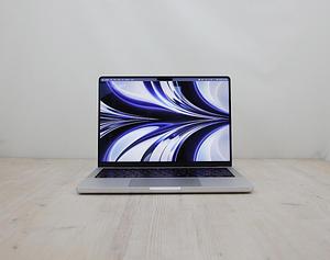 Το μοντέλο Apple MacBook Pro M1 Max 10-Core CPU/24-Core GPU 14 ιντσών (2021) διαθέτει επεξεργαστή Apple M1 Max 3,2 GHz με δέκα πυρήνες, μια κάρτα γραφικών 24 πυρήνων , έναν Neural Engine 16 πυρήνων, 16GB RAM και 512Gb SSD. Αυτός ο φορητός υπολογιστής διαθέτει ενσωματωμένη κάμερα web FaceTime HD 1080p, ηχοσύστημα υψηλής πιστότητας έξι ηχείων με γούφερ, φωτιζόμενο Magic Keyboard με Touch ID αισθητήρα και ένα γιγάντιο trackpad Force Touch. Επιπλέον, διαθέτει ευρεία οθόνη 14,2\" με οπίσθιο φωτισμό LED 3024x1964 (254 ppi, 1000 nits διατηρημένα, 1600 nits κορυφή, αναλογία αντίθεσης 1.000.000:1) Liquid Retina XDR οθόνη. Η συνδεσιμότητα περιλαμβάνει 802.11ax Wi-Fi 6, Bluetooth 5, τρεις θύρες Thunderbolt 4 (υποδοχή USB-C), μια θύρα HDMI 2.0, μια υποδοχή κάρτας SD με δυνατότητα SDXC, μια υποδοχή ακουστικών 3,5 mm και μια υποδοχή τροφοδοσίας MagSafe 3