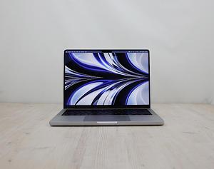 Αυτό το Apple MacBook Pro M2 Max 12-Core CPU / 30-Core GPU 14 ιντσών (2023) διαθέτει επεξεργαστή Apple M2 Max 3,68 GHz με δώδεκα πυρήνες (8 performance cores and 4 efficiency cores), GPU 30 πυρήνων, Neural Engine 16 πυρήνων, 32GB RAM και ενσωματωμένο SSD 1 TB. Αυτός ο φορητός υπολογιστής διαθέτει ενσωματωμένη κάμερα web FaceTime HD 1080p, \"σύστημα ήχου έξι ηχείων υψηλής πιστότητας με woofer ακύρωσης ισχύος\", φωτιζόμενο \"Magic Keyboard\" με αισθητήρα \"Touch ID\" και ένα γιγαντιαίο trackpad \"Force Touch\". Επιπλέον, διαθέτει οθόνη υψηλής ανάλυσης 14,2\" με οπίσθιο φωτισμό LED και ανάλυση 3024x1964 (254 ppi, 1000 nits sustained, 1600 nits peak HDR, αναλογία αντίθεσης 1.000.000:1) \"Liquid Retina XDR\". Η συνδεσιμότητα περιλαμβάνει Wi-Fi 6E (802.11ax), Bluetooth 5.3, τρεις θύρες Thunderbolt 4 (υποδοχή USB-C), θύρα HDMI 2.1, υποδοχή κάρτας SD με δυνατότητα SDXC, υποδοχή ακουστικών 3,5 mm και υποδοχή τροφοδοσίας \"MagSafe 3\".