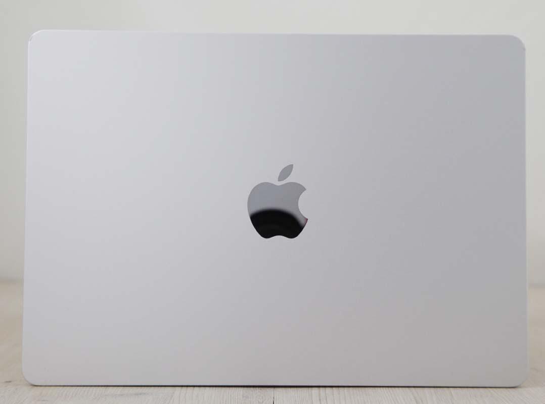 Αυτό το Apple MacBook Air M2 8-Core CPU / 8-Core GPU 13.6 ιντσών (2022) διαθέτει επεξεργαστή Apple M2 5-nm 3,49GHz με 8 πυρήνες, μια 8πύρηνη κάρτα γραφικών, Neural Engine 16 πυρήνων, μνήμη RAM 8GB και SSD 256GB. Όλα αυτά είναι τοποθετημένα σε μια ομοιόμορφα λεπτή θήκη από αλουμίνιο με ενσωματωμένη κάμερα web 1080p FaceTime HD, σύστημα ήχου τεσσάρων ηχείων, Touch ID, φωτιζόμενο Magic Keyboard, μεγάλο trackpad Force Touch και υψηλής ανάλυσης οθόνη Liquid Retina\" 13,6\" με οπίσθιο φωτισμό LED 2560x1664 (224 ppi, 500 nits) με τεχνολογία Wide color (P3) και True Tone. Ζυγίζει 1,24 κιλά. Η συνδεσιμότητα περιλαμβάνει 802.11ax Wi-Fi 6, Bluetooth 5, δύο θύρες Thunderbolt 3/USB 4 (υποδοχή USB-C) και υποδοχή ακουστικών 3,5 mm.