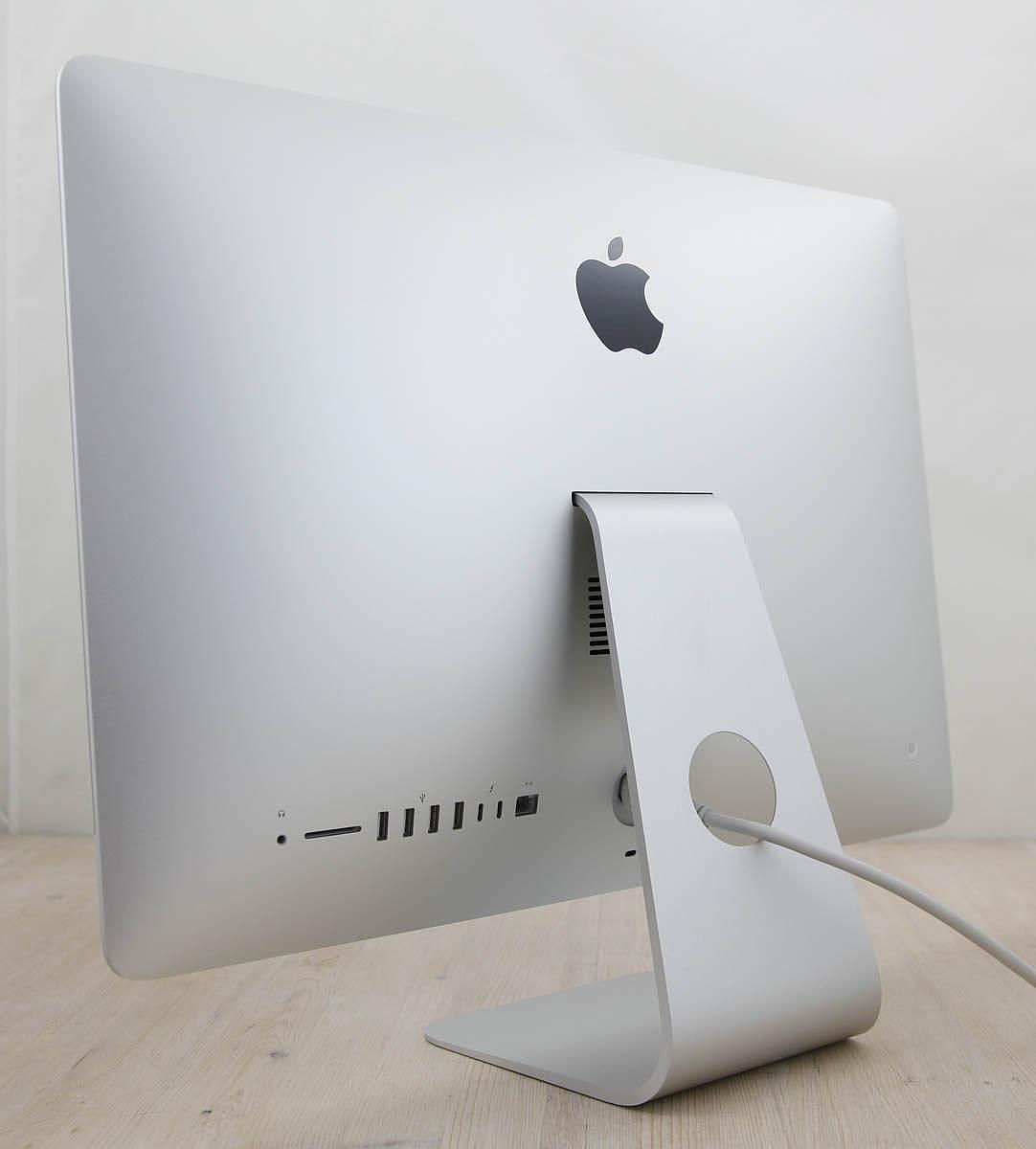 Ο iMac \"Core i5\" 3.0 21,5 ιντσών από αλουμίνιο (Retina 4K, 2019/Coffee Lake) διαθέτει επεξεργαστή Intel \"Core i5\" 14-nm \"Coffee Lake\" 3,0GHz (I5-8500) με έξι ανεξάρτητους \"πυρήνες\" επεξεργαστή σε ένα μόνο τσιπ, κοινόχρηστη μνήμη cache επιπέδου 3 9 MB, 8 GB DDR4 SDRAM 2666 MHz, σκληρό δίσκο SDD 500GB και επεξεργαστή γραφικών Radeon Pro 560X με 4 GB αποκλειστικής μνήμης βίντεο GDDR5. Διαθέτει επίσης ενσωματωμένη κάμερα web \"FaceTime HD\" και στερεοφωνικά ηχεία. Αυτό το μοντέλο διαθέτει οθόνη IPS DCI-P3 Retina 4K 21,5\" με οπίσθιο φωτισμό LED 4096x2304 και αναλογία 16:9. Το πίσω μέρος του περιβλήματος είναι από αλουμίνιο και είναι παχύτερο στη μέση και λεπτότερο κατά 5 mm στις άκρες. Η συνδεσιμότητα περιλαμβάνει τέσσερις θύρες USB 3.0, δύο θύρες Thunderbolt 3 (USB-C), Gigabit Ethernet, Wi-Fi 802.11ac και Bluetooth 4.2. Δεν διαθέτει τσιπ T2.