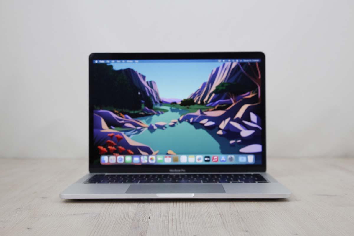 Αυτό το MacBook Pro M1 8πυρήνων (2020) διαθέτει έναν 5-nm 3.2GHz Apple M1 επεξεργαστή με 8 πυρήνες, μια 8πύρηνη κάρτα γραφικών, 16-πυρήνες Neural Engine, 8GB RAM και 250gb SSD. Διαθέτει επίσης ενσωματωμένη κάμερα 720p FaceTime HD, στερεοφωνικά ηχεία, πληκτρολόγιο νέας γενιάς scissor-switch Magic Keyboard με μια διαμορφώσιμη μπαρα απτικών ευκολιών Touch Bar με ξεχωριστό το κουμπί του escape και ένα ξεχωριστό κουμπί αναγνώρισης δακτυλικού αποτυπώματος Touch ID και ένα πελώριο Force Touch trackpad. Επιπρόσθετα διαθέτει μια υψηλής ανάλυσης LED-backlit 13.3\" widescreen 2560x1600 (227 ppi, 500 nits) Retina οθόνη με τεχνολογία True Tone. Η συνδεσιμότητα περιλαμβάνει δυνατότητα ασύρματης δικτύωσης 802.11ax Wi-Fi 6, Bluetooth 5, 2x θύρες Thunderbolt 3/USB 4 (USB-C connector) και είσοδο για ακουστικά 3.5 mm.
