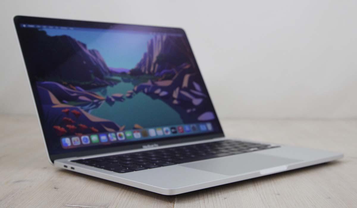 Αυτό το MacBook Pro M1 8πυρήνων (2020) διαθέτει έναν 5-nm 3.2GHz Apple M1 επεξεργαστή με 8 πυρήνες, μια 8πύρηνη κάρτα γραφικών, 16-πυρήνες Neural Engine, 8GB RAM και 250gb SSD. Διαθέτει επίσης ενσωματωμένη κάμερα 720p FaceTime HD, στερεοφωνικά ηχεία, πληκτρολόγιο νέας γενιάς scissor-switch Magic Keyboard με μια διαμορφώσιμη μπαρα απτικών ευκολιών Touch Bar με ξεχωριστό το κουμπί του escape και ένα ξεχωριστό κουμπί αναγνώρισης δακτυλικού αποτυπώματος Touch ID και ένα πελώριο Force Touch trackpad. Επιπρόσθετα διαθέτει μια υψηλής ανάλυσης LED-backlit 13.3\" widescreen 2560x1600 (227 ppi, 500 nits) Retina οθόνη με τεχνολογία True Tone. Η συνδεσιμότητα περιλαμβάνει δυνατότητα ασύρματης δικτύωσης 802.11ax Wi-Fi 6, Bluetooth 5, 2x θύρες Thunderbolt 3/USB 4 (USB-C connector) και είσοδο για ακουστικά 3.5 mm.