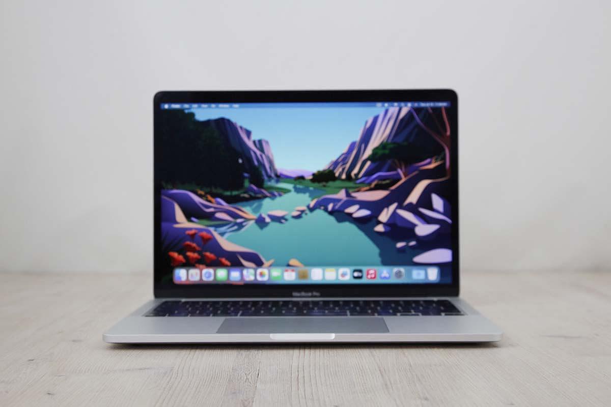 Αυτό το MacBook Pro M1 8πυρήνων (2020) διαθέτει έναν 5-nm 3.2GHz Apple M1 επεξεργαστή με 8 πυρήνες, μια 8πύρηνη κάρτα γραφικών, 16-πυρήνες Neural Engine, 16GB RAM και 250gb SSD. Διαθέτει επίσης ενσωματωμένη κάμερα 720p FaceTime HD, στερεοφωνικά ηχεία, πληκτρολόγιο νέας γενιάς scissor-switch Magic Keyboard με μια διαμορφώσιμη μπαρα απτικών ευκολιών Touch Bar με ξεχωριστό το κουμπί του escape και ένα ξεχωριστό κουμπί αναγνώρισης δακτυλικού αποτυπώματος Touch ID και ένα πελώριο Force Touch trackpad. Επιπρόσθετα διαθέτει μια υψηλής ανάλυσης LED-backlit 13.3\" widescreen 2560x1600 (227 ppi, 500 nits) Retina οθόνη με τεχνολογία True Tone. Η συνδεσιμότητα περιλαμβάνει δυνατότητα ασύρματης δικτύωσης 802.11ax Wi-Fi 6, Bluetooth 5, 2x θύρες Thunderbolt 3/USB 4 (USB-C connector) και είσοδο για ακουστικά 3.5 mm.