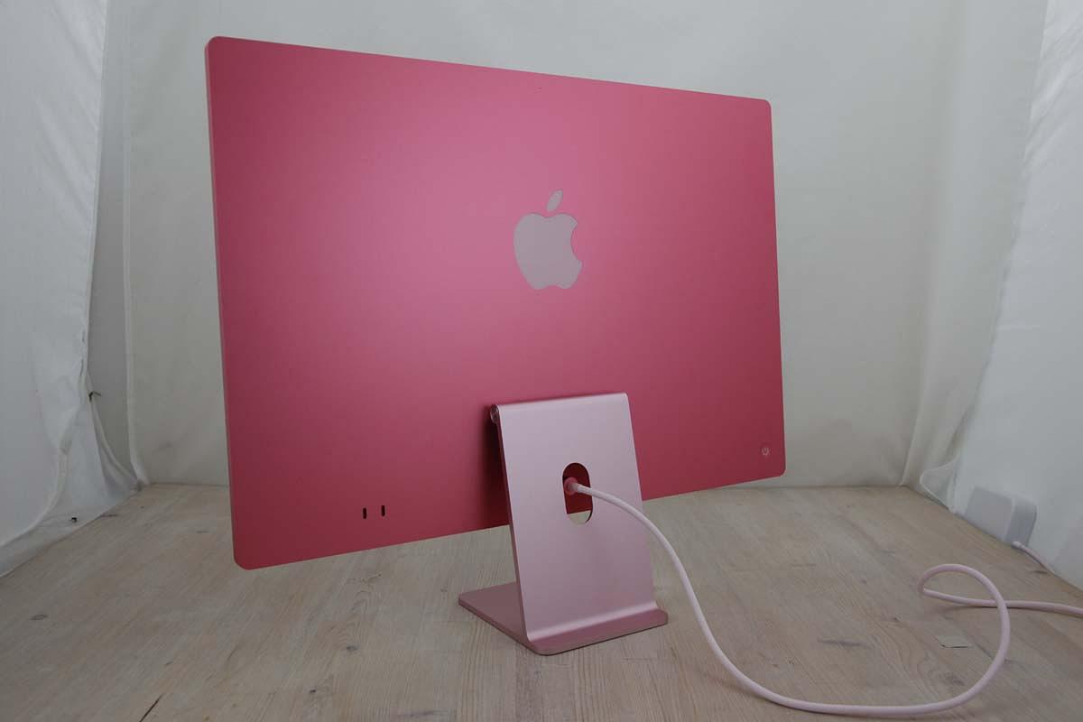 Αυτό το iMac (2024) διαθέτει επεξεργαστή Apple M4 4,4GHz με 8 πυρήνες (4 performance cores and 4 efficiency cores), 8 πυρήνες GPU, 16 πυρήνες Neural Engine, εύρος ζώνης μνήμης 120 GB/s, 16 GB ενσωματωμένης μνήμης RAM και σκληρό δίσκο 256GB SSD. Όλα αυτά σε ένα λεπτό περίβλημα αλουμινίου με επίπεδες άκρες που περιλαμβάνει μια οθόνη ευρείας οθόνης \"Retina 4.5K\" 23,5\" ανάλυσης 4480x2520, 218 PPI, με οπίσθιο φωτισμό LED, \"True Tone\", τοποθετημένη σε μια λεπτή βάση αλουμινίου. Διαθέτει επίσης ενσωματωμένη κάμερα Center Stage 12 megapixel με υποστήριξη \"Desk View\" και εγγραφή βίντεο 1080p, μια \"συστοιχία τριών μικροφώνων ποιότητας στούντιο\" και ένα \"σύστημα έξι ηχείων υψηλής πιστότητας\" που υποστηρίζει Spatial Audio με Dolby Atmos. Η συνδεσιμότητα περιλαμβάνει δύο θύρες Thunderbolt / USB 4, μια υποδοχή ακουστικών 3,5 mm τοποθετημένη βολικά στην αριστερή άκρη της οθόνης, Wi-Fi 6E (802.11ax) και Bluetooth 5.3. Το Gigabit Ethernet είναι διαθέσιμο μέσω μιας θύρας στο τροφοδοτικό ως προαιρετικό. Αυτό το συγκεκριμένο iMac \"2024 M4\" διατίθεται με ένα μικρό, ασύρματο \"Magic Keyboard\" με θύρα USB-C από αλουμίνιο σε ασορτί χρώμα και \"Lock Key\", καθώς και ένα ασύρματο \"Magic Mouse\" με υποστήριξη επιφάνειας πολλαπλής αφής.