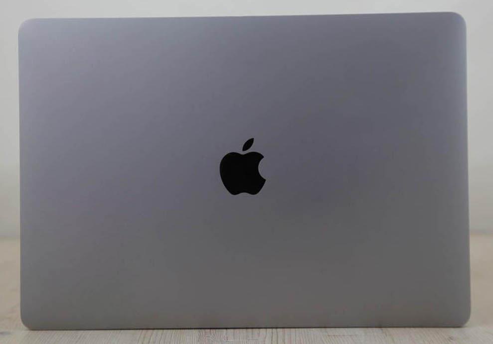 Το μοντέλο Apple MacBook Pro M1 max 10-Core CPU / 24-Core GPU 14 ιντσών (2021) διαθέτει επεξεργαστή Apple M1 Max 3,2 GHz με δέκα πυρήνες, μια κάρτα γραφικών 24 πυρήνων , έναν Neural Engine 16 πυρήνων, 64GB RAM και 1Tbyte Apple SSD. Προσφέρεται σε space grey χρώμα, αυτός ο φορητός υπολογιστής διαθέτει ενσωματωμένη κάμερα web FaceTime HD 1080p, ηχοσύστημα υψηλής πιστότητας έξι ηχείων με γούφερ, φωτιζόμενο Magic Keyboard με Touch ID αισθητήρα και ένα γιγάντιο trackpad Force Touch. Επιπλέον, διαθέτει ευρεία οθόνη 14,2\" με οπίσθιο φωτισμό LED 3024x1964 (254 ppi, 1000 nits διατηρημένα, 1600 nits κορυφή, αναλογία αντίθεσης 1.000.000:1) Liquid Retina XDR οθόνη. Η συνδεσιμότητα περιλαμβάνει 802.11ax Wi-Fi 6, Bluetooth 5, τρεις θύρες Thunderbolt 4 (υποδοχή USB-C), μια θύρα HDMI 2.0, μια υποδοχή κάρτας SD με δυνατότητα SDXC, μια υποδοχή ακουστικών 3,5 mm και μια υποδοχή τροφοδοσίας MagSafe 3