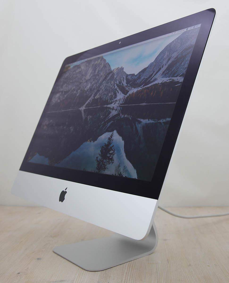 Ο iMac \"Core i5\" 3.0 21,5 ιντσών από αλουμίνιο (Retina 4K, 2019/Coffee Lake) διαθέτει επεξεργαστή Intel \"Core i5\" 14-nm \"Coffee Lake\" 3,0GHz (I5-8500) με έξι ανεξάρτητους \"πυρήνες\" επεξεργαστή σε ένα μόνο τσιπ, κοινόχρηστη μνήμη cache επιπέδου 3 9 MB, 8 GB DDR4 SDRAM 2666 MHz, σκληρό δίσκο SDD 500GB και επεξεργαστή γραφικών Radeon Pro 560X με 4 GB αποκλειστικής μνήμης βίντεο GDDR5. Διαθέτει επίσης ενσωματωμένη κάμερα web \"FaceTime HD\" και στερεοφωνικά ηχεία. Αυτό το μοντέλο διαθέτει οθόνη IPS DCI-P3 Retina 4K 21,5\" με οπίσθιο φωτισμό LED 4096x2304 και αναλογία 16:9. Το πίσω μέρος του περιβλήματος είναι από αλουμίνιο και είναι παχύτερο στη μέση και λεπτότερο κατά 5 mm στις άκρες. Η συνδεσιμότητα περιλαμβάνει τέσσερις θύρες USB 3.0, δύο θύρες Thunderbolt 3 (USB-C), Gigabit Ethernet, Wi-Fi 802.11ac και Bluetooth 4.2. Δεν διαθέτει τσιπ T2.