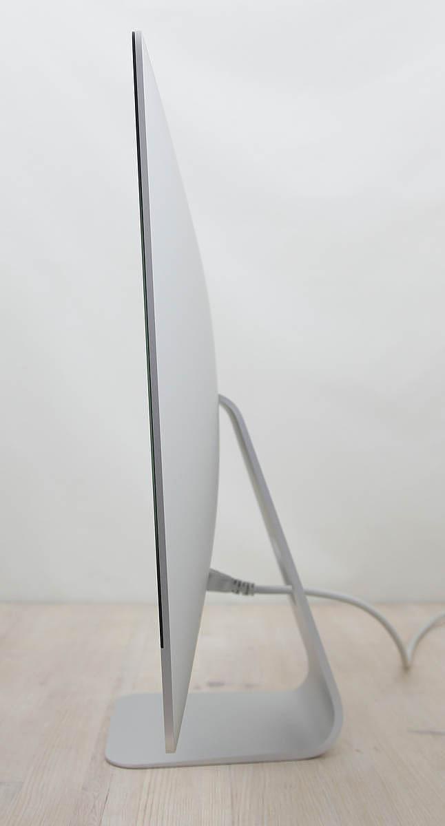 Ο iMac \"Core i5\" 3.0 21,5 ιντσών από αλουμίνιο (Retina 4K, 2019/Coffee Lake) διαθέτει επεξεργαστή Intel \"Core i5\" 14-nm \"Coffee Lake\" 3,0GHz (I5-8500) με έξι ανεξάρτητους \"πυρήνες\" επεξεργαστή σε ένα μόνο τσιπ, κοινόχρηστη μνήμη cache επιπέδου 3 9 MB, 8 GB DDR4 SDRAM 2666 MHz, σκληρό δίσκο SDD 500GB και επεξεργαστή γραφικών Radeon Pro 560X με 4 GB αποκλειστικής μνήμης βίντεο GDDR5. Διαθέτει επίσης ενσωματωμένη κάμερα web \"FaceTime HD\" και στερεοφωνικά ηχεία. Αυτό το μοντέλο διαθέτει οθόνη IPS DCI-P3 Retina 4K 21,5\" με οπίσθιο φωτισμό LED 4096x2304 και αναλογία 16:9. Το πίσω μέρος του περιβλήματος είναι από αλουμίνιο και είναι παχύτερο στη μέση και λεπτότερο κατά 5 mm στις άκρες. Η συνδεσιμότητα περιλαμβάνει τέσσερις θύρες USB 3.0, δύο θύρες Thunderbolt 3 (USB-C), Gigabit Ethernet, Wi-Fi 802.11ac και Bluetooth 4.2. Δεν διαθέτει τσιπ T2.