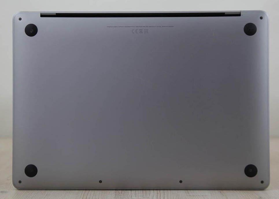 Το μοντέλο Apple MacBook Pro M1 max 10-Core CPU / 24-Core GPU 14 ιντσών (2021) διαθέτει επεξεργαστή Apple M1 Max 3,2 GHz με δέκα πυρήνες, μια κάρτα γραφικών 24 πυρήνων , έναν Neural Engine 16 πυρήνων, 64GB RAM και 1Tbyte Apple SSD. Προσφέρεται σε space grey χρώμα, αυτός ο φορητός υπολογιστής διαθέτει ενσωματωμένη κάμερα web FaceTime HD 1080p, ηχοσύστημα υψηλής πιστότητας έξι ηχείων με γούφερ, φωτιζόμενο Magic Keyboard με Touch ID αισθητήρα και ένα γιγάντιο trackpad Force Touch. Επιπλέον, διαθέτει ευρεία οθόνη 14,2\" με οπίσθιο φωτισμό LED 3024x1964 (254 ppi, 1000 nits διατηρημένα, 1600 nits κορυφή, αναλογία αντίθεσης 1.000.000:1) Liquid Retina XDR οθόνη. Η συνδεσιμότητα περιλαμβάνει 802.11ax Wi-Fi 6, Bluetooth 5, τρεις θύρες Thunderbolt 4 (υποδοχή USB-C), μια θύρα HDMI 2.0, μια υποδοχή κάρτας SD με δυνατότητα SDXC, μια υποδοχή ακουστικών 3,5 mm και μια υποδοχή τροφοδοσίας MagSafe 3