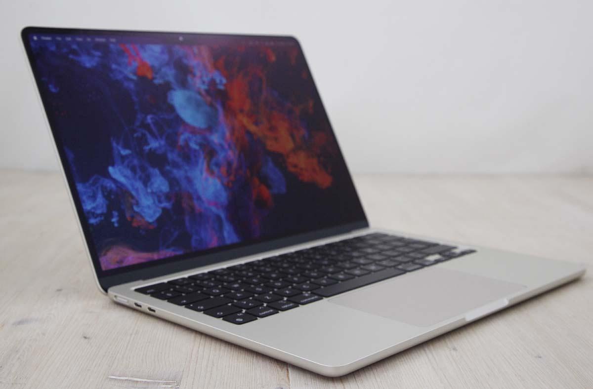 Αυτό το Apple MacBook Air M3 13 ιντσών (2024) με 8 πυρήνες CPU / 8 πυρήνες GPU διαθέτει επεξεργαστή Apple M3 4,05GHz με 8 πυρήνες (4 performance cores and 4 efficiency cores), 8 πυρήνες GPU, 16 πυρήνες Neural Engine, 8GB μνήμης RAM και 256GB SSD. Όλα αυτά σε μια ομοιόμορφα λεπτή θήκη αλουμινίου με ενσωματωμένη κάμερα web 1080p FaceTime HD, ηχοσύστημα τεσσάρων ηχείων, Touch ID, φωτιζόμενο \"Magic Keyboard\", μεγάλο trackpad \"Force Touch\" και οθόνη υψηλής ανάλυσης 13,6\" με οπίσθιο φωτισμό LED 2560x1664 (224 ppi, 500 nits) \"Liquid Retina\" με τεχνολογία Wide color (P3) και True Tone. Η συνδεσιμότητα περιλαμβάνει 802.11ax Wi-Fi 6E, Bluetooth 5.3, δύο θύρες Thunderbolt 3/USB 4 (υποδοχή USB-C) και υποδοχή ακουστικών 3,5 mm.