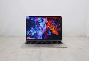 Αυτό το Apple MacBook Air M3 13 ιντσών (2024) με 8 πυρήνες CPU / 8 πυρήνες GPU διαθέτει επεξεργαστή Apple M3 4,05GHz με 8 πυρήνες (4 performance cores and 4 efficiency cores), 8 πυρήνες GPU, 16 πυρήνες Neural Engine, 8GB μνήμης RAM και 256GB SSD. Όλα αυτά σε μια ομοιόμορφα λεπτή θήκη αλουμινίου με ενσωματωμένη κάμερα web 1080p FaceTime HD, ηχοσύστημα τεσσάρων ηχείων, Touch ID, φωτιζόμενο \"Magic Keyboard\", μεγάλο trackpad \"Force Touch\" και οθόνη υψηλής ανάλυσης 13,6\" με οπίσθιο φωτισμό LED 2560x1664 (224 ppi, 500 nits) \"Liquid Retina\" με τεχνολογία Wide color (P3) και True Tone. Η συνδεσιμότητα περιλαμβάνει 802.11ax Wi-Fi 6E, Bluetooth 5.3, δύο θύρες Thunderbolt 3/USB 4 (υποδοχή USB-C) και υποδοχή ακουστικών 3,5 mm.