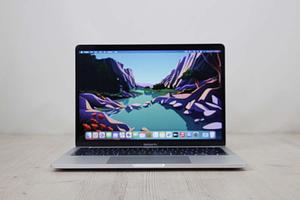 Αυτό το MacBook Pro M1 8πυρήνων (2020) διαθέτει έναν 5-nm 3.2GHz Apple M1 επεξεργαστή με 8 πυρήνες, μια 8πύρηνη κάρτα γραφικών, 16-πυρήνες Neural Engine, 16GB RAM και 250gb SSD. Διαθέτει επίσης ενσωματωμένη κάμερα 720p FaceTime HD, στερεοφωνικά ηχεία, πληκτρολόγιο νέας γενιάς scissor-switch Magic Keyboard με μια διαμορφώσιμη μπαρα απτικών ευκολιών Touch Bar με ξεχωριστό το κουμπί του escape και ένα ξεχωριστό κουμπί αναγνώρισης δακτυλικού αποτυπώματος Touch ID και ένα πελώριο Force Touch trackpad. Επιπρόσθετα διαθέτει μια υψηλής ανάλυσης LED-backlit 13.3\" widescreen 2560x1600 (227 ppi, 500 nits) Retina οθόνη με τεχνολογία True Tone. Η συνδεσιμότητα περιλαμβάνει δυνατότητα ασύρματης δικτύωσης 802.11ax Wi-Fi 6, Bluetooth 5, 2x θύρες Thunderbolt 3/USB 4 (USB-C connector) και είσοδο για ακουστικά 3.5 mm.