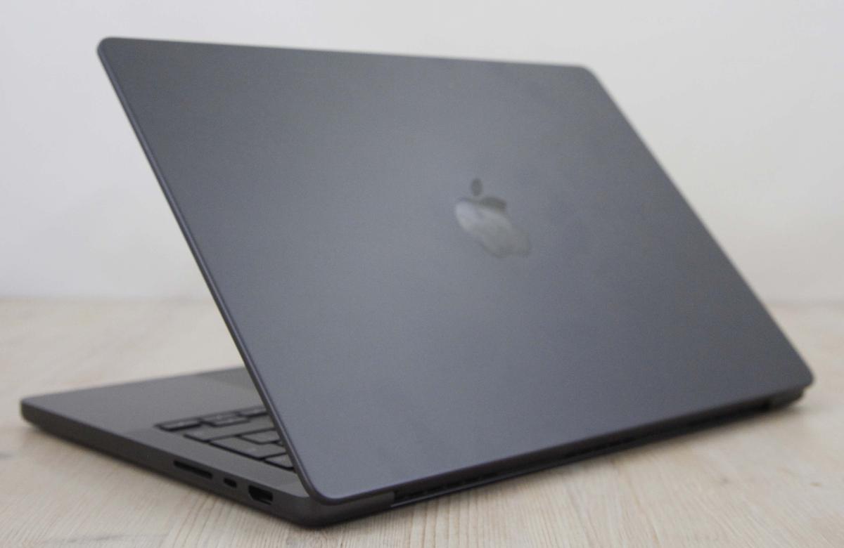 Το Apple MacBook Pro \"M5\" 10-πύρηνου CPU/10-πύρηνης GPU 14 ιντσών (2025) διαθέτει επεξεργαστή Apple M5 4,6GHz με δέκα πυρήνες CPU (4 performance cores and 6 efficiency cores), GPU 10 πυρήνων, Neural Engine 16 πυρήνων, προεπιλεγμένη μνήμη RAM 16GB και ενσωματωμένο SSD 512GB. Διατίθεται σε Space Black και διαθέτει ενσωματωμένη κάμερα \"Center Stage\" 12 megapixel, \"σύστημα ήχου έξι ηχείων υψηλής πιστότητας με γούφερ ακύρωσης ισχύος\", φωτιζόμενο \"Magic Keyboard\" με αισθητήρα \"Touch ID\" και μεγάλο trackpad \"Force Touch\". Επιπλέον, διαθέτει οθόνη υψηλής ανάλυσης 14,2\" με οπίσθιο φωτισμό LED, ανάλυσης 3024x1964 (254 ppi, 1000 nits sustained, 1600 nits peak HDR, 1000 nits SDR, αναλογία αντίθεσης 1.000.000:1), \"Liquid Retina XDR\". Η συνδεσιμότητα περιλαμβάνει Wi-Fi 6E (802.11ax), Bluetooth 5.3, τρεις θύρες Thunderbolt 4 (υποδοχή USB-C), θύρα HDMI 2.1, κάρτα SD με δυνατότητα SDXC.