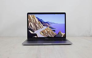 Αυτό το MacBook Pro M1 8πυρήνων (2020) διαθέτει έναν 5-nm 3.2GHz Apple M1 επεξεργαστή με 8 πυρήνες, μια 8πύρηνη κάρτα γραφικών, 16-πυρήνες Neural Engine, 16GB RAM και 1Tbyte SSD. Διαθέτει επίσης ενσωματωμένη κάμερα 720p FaceTime HD, στερεοφωνικά ηχεία, πληκτρολόγιο νέας γενιάς scissor-switch Magic Keyboard με μια διαμορφώσιμη μπαρα απτικών ευκολιών Touch Bar με ξεχωριστό το κουμπί του escape και ένα ξεχωριστό κουμπί αναγνώρισης δακτυλικού αποτυπώματος Touch ID και ένα πελώριο Force Touch trackpad. Επιπρόσθετα διαθέτει μια υψηλής ανάλυσης LED-backlit 13.3\" widescreen 2560x1600 (227 ppi, 500 nits) Retina οθόνη με τεχνολογία True Tone. Η συνδεσιμότητα περιλαμβάνει δυνατότητα ασύρματης δικτύωσης 802.11ax Wi-Fi 6, Bluetooth 5, 2x θύρες Thunderbolt 3/USB 4 (USB-C connector) και είσοδο για ακουστικά 3.5 mm.