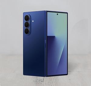 Το Samsung Galaxy Z Fold7 είναι ουσιαστικά ένα flagship κινητό που μετατρέπεται σε μικρό tablet, και όλο το “πακέτο” των specs του είναι χτισμένο γύρω από αυτό. Το μεγάλο ατού είναι η εσωτερική οθόνη 8,0\" Dynamic AMOLED 2X μαζί με την εξωτερική 6,5\", ώστε όταν είναι κλειστό να το χρησιμοποιείς σαν κανονικό κινητό και όταν το ανοίγεις να έχεις άνετο χώρο για διάβασμα, multitasking και media· ο υψηλός ρυθμός ανανέωσης και η δυνατή φωτεινότητα το κάνουν πολύ ομαλό και ευανάγνωστο και έξω. Από πλευράς δύναμης, ο Snapdragon 8 Elite for Galaxy είναι κορυφαίος και αυτό φαίνεται ιδιαίτερα σε foldable, γιατί πρέπει να σηκώνει βαριά πολυδιεργασία, apps σε μεγάλη οθόνη και επεξεργασία φωτογραφιών/AI χωρίς κολλήματα. Στις κάμερες, το highlight είναι η κύρια 200MP, που δίνει περισσότερη λεπτομέρεια και σου επιτρέπει να “κόβεις” (crop) πιο άνετα κρατώντας καλή ποιότητα, ενώ η 12MP ultrawide και η 10MP τηλεφακός 3× καλύπτουν το εύρος για τοπία, παρέες και πορτρέτα. Η μπαταρία στα 4.400 mAh είναι αξιοπρεπής, αλλά έχεις δύο οθόνες να τροφοδοτείς—άρα η πραγματική αυτονομία εξαρτάται πολύ από το πόσο χρησιμοποιείς την εσωτερική οθόνη και σε τι φωτεινότητα· ο αποδοτικός επεξεργαστής βοηθά να “κρατάει”. Η φόρτιση είναι περισσότερο “σταθερή Samsung” παρά εξωφρενικά γρήγορη, με 25W ενσύρματη και επιλογές ασύρματης φόρτισης, οπότε είναι πρακτική αλλά όχι η ταχύτερη της αγοράς. Και στο καθημερινό “αίσθημα”, το design με ~215g και πολύ μικρό πάχος (περίπου 8,9mm κλειστό και 4,2mm ανοιχτό) κάνει τεράστια διαφορά: το νιώθεις πιο “κανονικό” για κάθε μέρα. Η πιο σημαντική θυσία είναι ότι δεν υποστηρίζει S Pen, οπότε αν το θέλεις κυρίως για χειρόγραφες σημειώσεις ή σχέδιο πάνω στη μεγάλη οθόνη, αυτό είναι το spec που μπορεί να σε φρενάρει.
