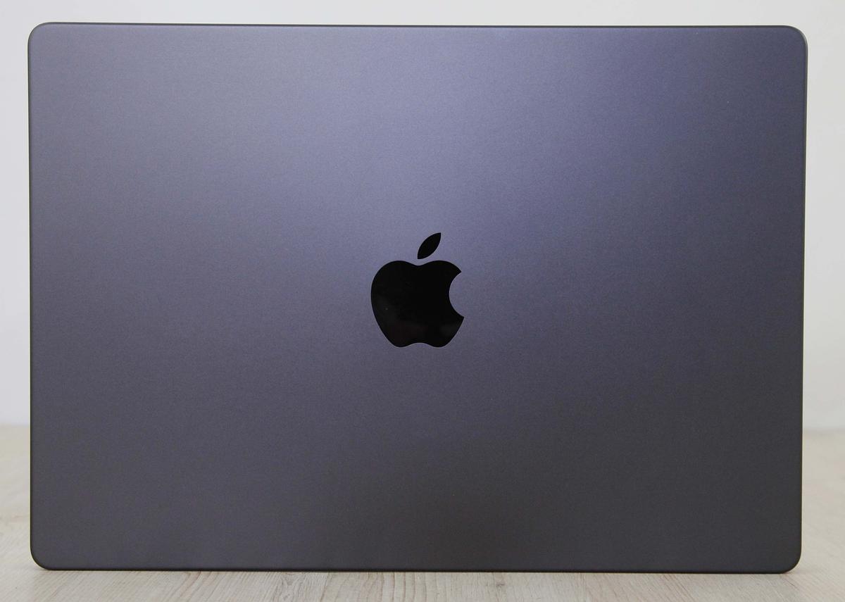 Το Apple MacBook Pro \"M5\" 10-πύρηνου CPU/10-πύρηνης GPU 14 ιντσών (2025) διαθέτει επεξεργαστή Apple M5 4,6GHz με δέκα πυρήνες CPU (4 performance cores and 6 efficiency cores), GPU 10 πυρήνων, Neural Engine 16 πυρήνων, προεπιλεγμένη μνήμη RAM 16GB και ενσωματωμένο SSD 512GB. Διατίθεται σε Space Black και διαθέτει ενσωματωμένη κάμερα \"Center Stage\" 12 megapixel, \"σύστημα ήχου έξι ηχείων υψηλής πιστότητας με γούφερ ακύρωσης ισχύος\", φωτιζόμενο \"Magic Keyboard\" με αισθητήρα \"Touch ID\" και μεγάλο trackpad \"Force Touch\". Επιπλέον, διαθέτει οθόνη υψηλής ανάλυσης 14,2\" με οπίσθιο φωτισμό LED, ανάλυσης 3024x1964 (254 ppi, 1000 nits sustained, 1600 nits peak HDR, 1000 nits SDR, αναλογία αντίθεσης 1.000.000:1), \"Liquid Retina XDR\". Η συνδεσιμότητα περιλαμβάνει Wi-Fi 6E (802.11ax), Bluetooth 5.3, τρεις θύρες Thunderbolt 4 (υποδοχή USB-C), θύρα HDMI 2.1, κάρτα SD με δυνατότητα SDXC.