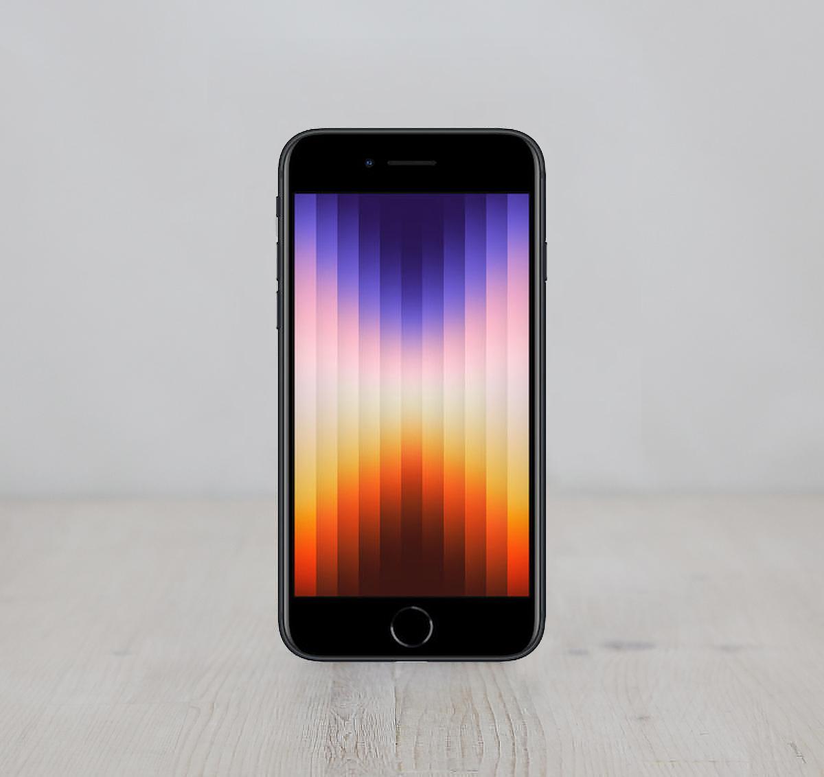 Ανεξάρτητα από την υποστήριξη φορέα, όλα τα μοντέλα iPhone SE (3ης γενιάς) διαθέτουν ευρεία οθόνη πολλαπλής αφής \"True Tone\" 4,7\" (διαγώνιο) με οπίσθιο φωτισμό LED 1334x750, οθόνη \"Retina HD\" εγγενούς ανάλυσης (326 ppi, 625 cd/m2) και κουμπί στερεάς κατάστασης Homec χωρίς τροφοδοσία με κινητήρα. Διαθέτει διπλές κάμερες: μια πίσω κάμερα 4K 12 megapixel με οπτικό σταθεροποιητή εικόνας, διάφραγμα f/1,8, φακό 6 στοιχείων και νέα \"πλεονεκτήματα υπολογιστικής φωτογραφίας\", όπως Smart HDR 4, Photographic Styles, Deep Fusion και Portrait mode\" -- καθώς και μπροστινή κάμερα 7-megapixel με υποστήριξη βίντεο 1080p videoi. Οι κάμερες υποστηρίζουν παρακολούθηση κίνησης και προσφέρουν υποστήριξη επαυξημένης πραγματικότητας. Το iPhone SE (3rd Gen) χρησιμοποιεί μια θήκη από κράμα αλουμινίου \"αεροδιαστημικής ποιότητας\" και έχει γυαλί μπροστά και πίσω. Είναι ανθεκτικό στο πιτσίλισμα, το νερό και τη σκόνη (IP67), αλλά όχι αδιάβροχο και διαθέτει στερεοφωνικά ηχεία και θύρα Lightning. Εσωτερικά, το iPhone SE (3rd Gen) τροφοδοτείται από έναν επεξεργαστή Apple A15 Bionic 3,2GHz με 6 πυρήνες -- two performance cores and four efficiency cores -- και έναν Neural Engine 16 πυρήνων. Διαθέτει 4GB μνήμης RAM και 128 GB αποθήκευσης flash. Υποστηρίζει επίσης 802.11ax Wi-Fi 6 με 2x2 MIMO, ασύρματο 5G (αλλά όχι mmWave), Bluetooth 5.0\", NFC για Apple Pay, \"Κάρτες Express με αποθεματικό ενέργειας\" για συμβατά συστήματα μεταφοράς και υποστήριξη για Dual SIM (μία nano SIM υλικού και μία eSIM που βασίζεται σε λογισμικό).