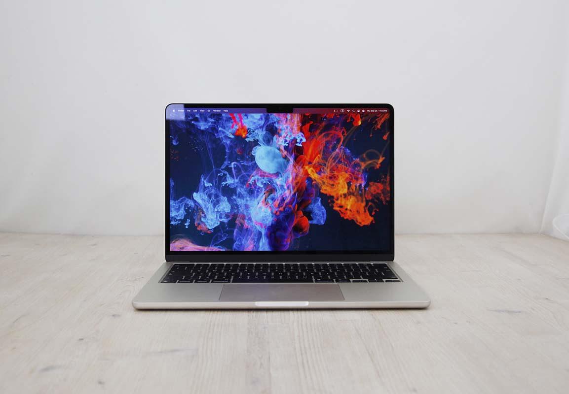 Αυτό το Apple MacBook Air M3 13 ιντσών (2024) με 8 πυρήνες CPU / 8 πυρήνες GPU διαθέτει επεξεργαστή Apple M3 4,05GHz με 8 πυρήνες (4 performance cores and 4 efficiency cores), 8 πυρήνες GPU, 16 πυρήνες Neural Engine, 8GB μνήμης RAM και 256GB SSD. Όλα αυτά σε μια ομοιόμορφα λεπτή θήκη αλουμινίου με ενσωματωμένη κάμερα web 1080p FaceTime HD, ηχοσύστημα τεσσάρων ηχείων, Touch ID, φωτιζόμενο \"Magic Keyboard\", μεγάλο trackpad \"Force Touch\" και οθόνη υψηλής ανάλυσης 13,6\" με οπίσθιο φωτισμό LED 2560x1664 (224 ppi, 500 nits) \"Liquid Retina\" με τεχνολογία Wide color (P3) και True Tone. Η συνδεσιμότητα περιλαμβάνει 802.11ax Wi-Fi 6E, Bluetooth 5.3, δύο θύρες Thunderbolt 3/USB 4 (υποδοχή USB-C) και υποδοχή ακουστικών 3,5 mm.