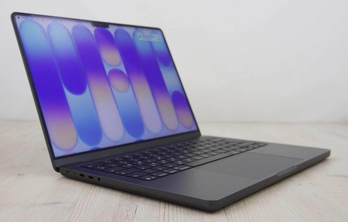Το Apple MacBook Pro \"M5\" 10-πύρηνου CPU/10-πύρηνης GPU 14 ιντσών (2025) διαθέτει επεξεργαστή Apple M5 4,6GHz με δέκα πυρήνες CPU (4 performance cores and 6 efficiency cores), GPU 10 πυρήνων, Neural Engine 16 πυρήνων, προεπιλεγμένη μνήμη RAM 16GB και ενσωματωμένο SSD 512GB. Διατίθεται σε Space Black και διαθέτει ενσωματωμένη κάμερα \"Center Stage\" 12 megapixel, \"σύστημα ήχου έξι ηχείων υψηλής πιστότητας με γούφερ ακύρωσης ισχύος\", φωτιζόμενο \"Magic Keyboard\" με αισθητήρα \"Touch ID\" και μεγάλο trackpad \"Force Touch\". Επιπλέον, διαθέτει οθόνη υψηλής ανάλυσης 14,2\" με οπίσθιο φωτισμό LED, ανάλυσης 3024x1964 (254 ppi, 1000 nits sustained, 1600 nits peak HDR, 1000 nits SDR, αναλογία αντίθεσης 1.000.000:1), \"Liquid Retina XDR\". Η συνδεσιμότητα περιλαμβάνει Wi-Fi 6E (802.11ax), Bluetooth 5.3, τρεις θύρες Thunderbolt 4 (υποδοχή USB-C), θύρα HDMI 2.1, κάρτα SD με δυνατότητα SDXC.