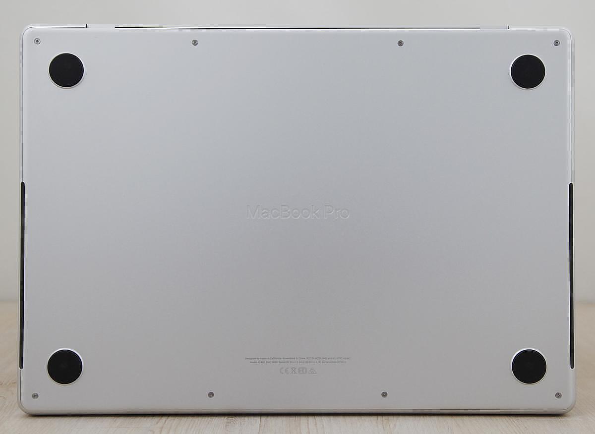 Το μοντέλο Apple MacBook Pro M1 Max 10-Core CPU/24-Core GPU 14 ιντσών (2021) διαθέτει επεξεργαστή Apple M1 Max 3,2 GHz με δέκα πυρήνες, μια κάρτα γραφικών 24 πυρήνων , έναν Neural Engine 16 πυρήνων, 32GB RAM και 512Gb SSD. Αυτός ο φορητός υπολογιστής διαθέτει ενσωματωμένη κάμερα web FaceTime HD 1080p, ηχοσύστημα υψηλής πιστότητας έξι ηχείων με γούφερ, φωτιζόμενο Magic Keyboard με Touch ID αισθητήρα και ένα γιγάντιο trackpad Force Touch. Επιπλέον, διαθέτει ευρεία οθόνη 14,2\" με οπίσθιο φωτισμό LED 3024x1964 (254 ppi, 1000 nits διατηρημένα, 1600 nits κορυφή, αναλογία αντίθεσης 1.000.000:1) Liquid Retina XDR οθόνη. Η συνδεσιμότητα περιλαμβάνει 802.11ax Wi-Fi 6, Bluetooth 5, τρεις θύρες Thunderbolt 4 (υποδοχή USB-C), μια θύρα HDMI 2.0, μια υποδοχή κάρτας SD με δυνατότητα SDXC, μια υποδοχή ακουστικών 3,5 mm και μια υποδοχή τροφοδοσίας MagSafe 3