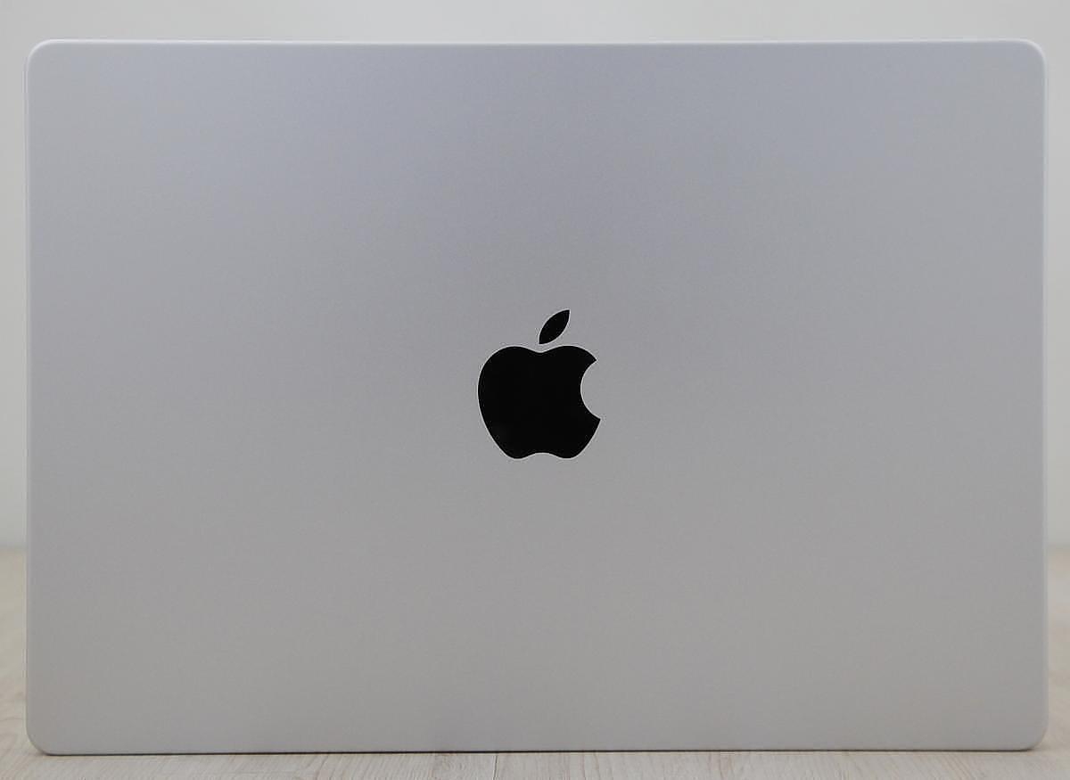 Το μοντέλο Apple MacBook Pro M1 Max 10-Core CPU/24-Core GPU 14 ιντσών (2021) διαθέτει επεξεργαστή Apple M1 Max 3,2 GHz με δέκα πυρήνες, μια κάρτα γραφικών 24 πυρήνων , έναν Neural Engine 16 πυρήνων, 32GB RAM και 512Gb SSD. Αυτός ο φορητός υπολογιστής διαθέτει ενσωματωμένη κάμερα web FaceTime HD 1080p, ηχοσύστημα υψηλής πιστότητας έξι ηχείων με γούφερ, φωτιζόμενο Magic Keyboard με Touch ID αισθητήρα και ένα γιγάντιο trackpad Force Touch. Επιπλέον, διαθέτει ευρεία οθόνη 14,2\" με οπίσθιο φωτισμό LED 3024x1964 (254 ppi, 1000 nits διατηρημένα, 1600 nits κορυφή, αναλογία αντίθεσης 1.000.000:1) Liquid Retina XDR οθόνη. Η συνδεσιμότητα περιλαμβάνει 802.11ax Wi-Fi 6, Bluetooth 5, τρεις θύρες Thunderbolt 4 (υποδοχή USB-C), μια θύρα HDMI 2.0, μια υποδοχή κάρτας SD με δυνατότητα SDXC, μια υποδοχή ακουστικών 3,5 mm και μια υποδοχή τροφοδοσίας MagSafe 3