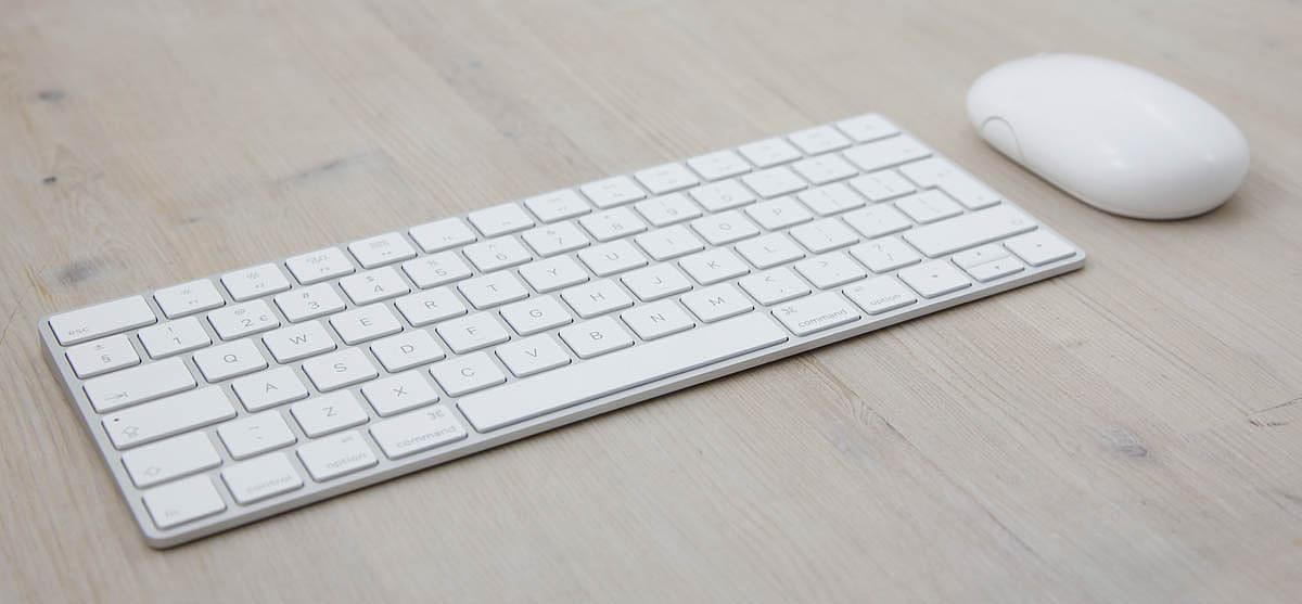 Ο iMac \"Core i5\" 3.0 21,5 ιντσών από αλουμίνιο (Retina 4K, 2019/Coffee Lake) διαθέτει επεξεργαστή Intel \"Core i5\" 14-nm \"Coffee Lake\" 3,0GHz (I5-8500) με έξι ανεξάρτητους \"πυρήνες\" επεξεργαστή σε ένα μόνο τσιπ, κοινόχρηστη μνήμη cache επιπέδου 3 9 MB, 8 GB DDR4 SDRAM 2666 MHz, σκληρό δίσκο SDD 500GB και επεξεργαστή γραφικών Radeon Pro 560X με 4 GB αποκλειστικής μνήμης βίντεο GDDR5. Διαθέτει επίσης ενσωματωμένη κάμερα web \"FaceTime HD\" και στερεοφωνικά ηχεία. Αυτό το μοντέλο διαθέτει οθόνη IPS DCI-P3 Retina 4K 21,5\" με οπίσθιο φωτισμό LED 4096x2304 και αναλογία 16:9. Το πίσω μέρος του περιβλήματος είναι από αλουμίνιο και είναι παχύτερο στη μέση και λεπτότερο κατά 5 mm στις άκρες. Η συνδεσιμότητα περιλαμβάνει τέσσερις θύρες USB 3.0, δύο θύρες Thunderbolt 3 (USB-C), Gigabit Ethernet, Wi-Fi 802.11ac και Bluetooth 4.2. Δεν διαθέτει τσιπ T2.