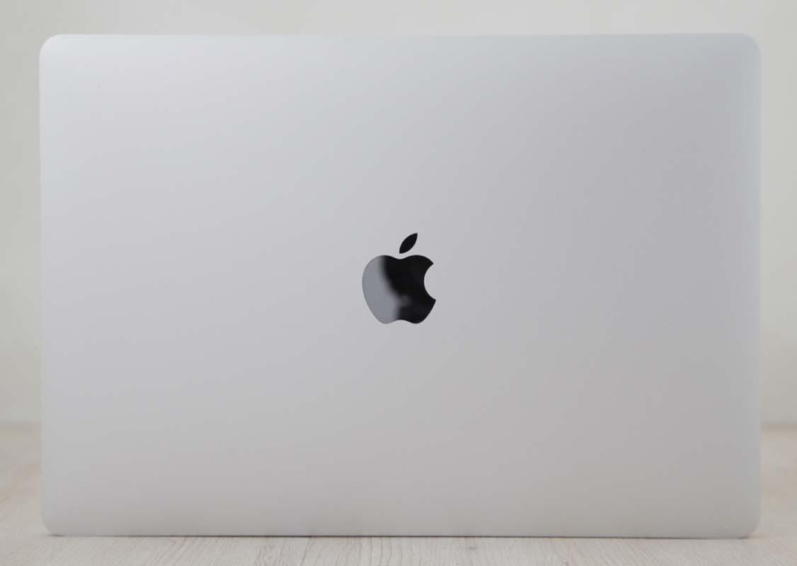 Αυτό το MacBook Pro M1 8πυρήνων (2020) διαθέτει έναν 5-nm 3.2GHz Apple M1 επεξεργαστή με 8 πυρήνες, μια 8πύρηνη κάρτα γραφικών, 16-πυρήνες Neural Engine, 8GB RAM και 250gb SSD. Διαθέτει επίσης ενσωματωμένη κάμερα 720p FaceTime HD, στερεοφωνικά ηχεία, πληκτρολόγιο νέας γενιάς scissor-switch Magic Keyboard με μια διαμορφώσιμη μπαρα απτικών ευκολιών Touch Bar με ξεχωριστό το κουμπί του escape και ένα ξεχωριστό κουμπί αναγνώρισης δακτυλικού αποτυπώματος Touch ID και ένα πελώριο Force Touch trackpad. Επιπρόσθετα διαθέτει μια υψηλής ανάλυσης LED-backlit 13.3\" widescreen 2560x1600 (227 ppi, 500 nits) Retina οθόνη με τεχνολογία True Tone. Η συνδεσιμότητα περιλαμβάνει δυνατότητα ασύρματης δικτύωσης 802.11ax Wi-Fi 6, Bluetooth 5, 2x θύρες Thunderbolt 3/USB 4 (USB-C connector) και είσοδο για ακουστικά 3.5 mm.