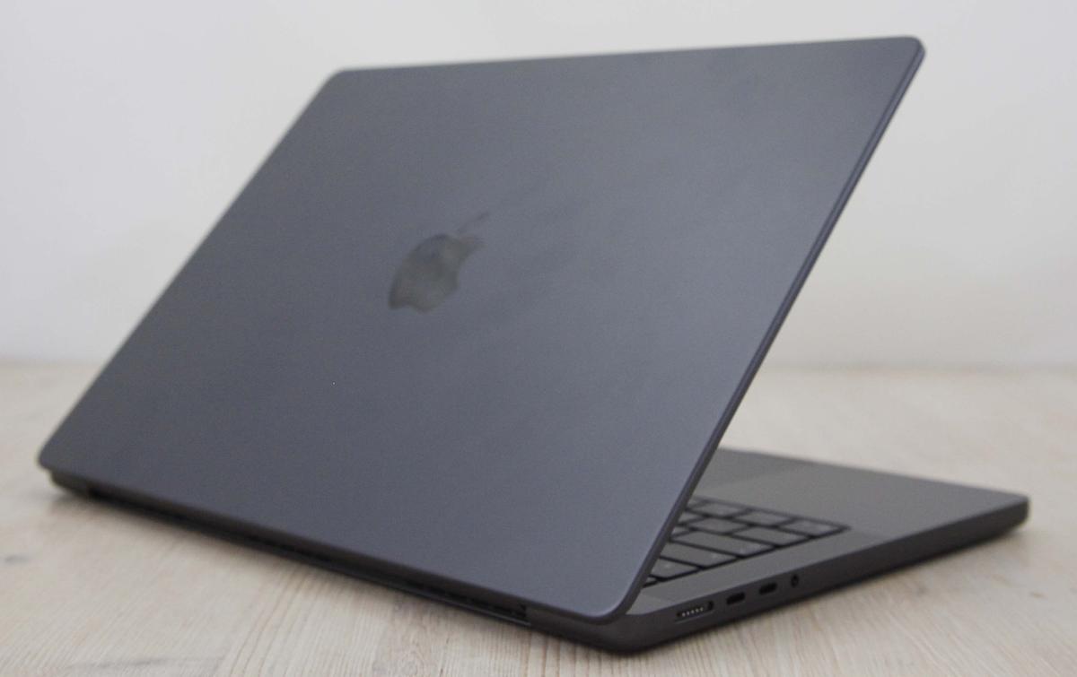 Το Apple MacBook Pro \"M5\" 10-πύρηνου CPU/10-πύρηνης GPU 14 ιντσών (2025) διαθέτει επεξεργαστή Apple M5 4,6GHz με δέκα πυρήνες CPU (4 performance cores and 6 efficiency cores), GPU 10 πυρήνων, Neural Engine 16 πυρήνων, προεπιλεγμένη μνήμη RAM 16GB και ενσωματωμένο SSD 512GB. Διατίθεται σε Space Black και διαθέτει ενσωματωμένη κάμερα \"Center Stage\" 12 megapixel, \"σύστημα ήχου έξι ηχείων υψηλής πιστότητας με γούφερ ακύρωσης ισχύος\", φωτιζόμενο \"Magic Keyboard\" με αισθητήρα \"Touch ID\" και μεγάλο trackpad \"Force Touch\". Επιπλέον, διαθέτει οθόνη υψηλής ανάλυσης 14,2\" με οπίσθιο φωτισμό LED, ανάλυσης 3024x1964 (254 ppi, 1000 nits sustained, 1600 nits peak HDR, 1000 nits SDR, αναλογία αντίθεσης 1.000.000:1), \"Liquid Retina XDR\". Η συνδεσιμότητα περιλαμβάνει Wi-Fi 6E (802.11ax), Bluetooth 5.3, τρεις θύρες Thunderbolt 4 (υποδοχή USB-C), θύρα HDMI 2.1, κάρτα SD με δυνατότητα SDXC.