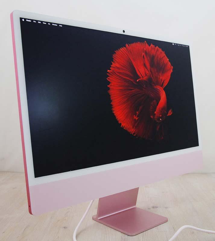 Αυτό το iMac (2024) διαθέτει επεξεργαστή Apple M4 4,4GHz με 8 πυρήνες (4 performance cores and 4 efficiency cores), 8 πυρήνες GPU, 16 πυρήνες Neural Engine, εύρος ζώνης μνήμης 120 GB/s, 16 GB ενσωματωμένης μνήμης RAM και σκληρό δίσκο 256GB SSD. Όλα αυτά σε ένα λεπτό περίβλημα αλουμινίου με επίπεδες άκρες που περιλαμβάνει μια οθόνη ευρείας οθόνης \"Retina 4.5K\" 23,5\" ανάλυσης 4480x2520, 218 PPI, με οπίσθιο φωτισμό LED, \"True Tone\", τοποθετημένη σε μια λεπτή βάση αλουμινίου. Διαθέτει επίσης ενσωματωμένη κάμερα Center Stage 12 megapixel με υποστήριξη \"Desk View\" και εγγραφή βίντεο 1080p, μια \"συστοιχία τριών μικροφώνων ποιότητας στούντιο\" και ένα \"σύστημα έξι ηχείων υψηλής πιστότητας\" που υποστηρίζει Spatial Audio με Dolby Atmos. Η συνδεσιμότητα περιλαμβάνει δύο θύρες Thunderbolt / USB 4, μια υποδοχή ακουστικών 3,5 mm τοποθετημένη βολικά στην αριστερή άκρη της οθόνης, Wi-Fi 6E (802.11ax) και Bluetooth 5.3. Το Gigabit Ethernet είναι διαθέσιμο μέσω μιας θύρας στο τροφοδοτικό ως προαιρετικό. Αυτό το συγκεκριμένο iMac \"2024 M4\" διατίθεται με ένα μικρό, ασύρματο \"Magic Keyboard\" με θύρα USB-C από αλουμίνιο σε ασορτί χρώμα και \"Lock Key\", καθώς και ένα ασύρματο \"Magic Mouse\" με υποστήριξη επιφάνειας πολλαπλής αφής.