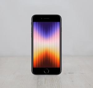 Ανεξάρτητα από την υποστήριξη φορέα, όλα τα μοντέλα iPhone SE (3ης γενιάς) διαθέτουν ευρεία οθόνη πολλαπλής αφής \"True Tone\" 4,7\" (διαγώνιο) με οπίσθιο φωτισμό LED 1334x750, οθόνη \"Retina HD\" εγγενούς ανάλυσης (326 ppi, 625 cd/m2) και κουμπί στερεάς κατάστασης Homec χωρίς τροφοδοσία με κινητήρα. Διαθέτει διπλές κάμερες: μια πίσω κάμερα 4K 12 megapixel με οπτικό σταθεροποιητή εικόνας, διάφραγμα f/1,8, φακό 6 στοιχείων και νέα \"πλεονεκτήματα υπολογιστικής φωτογραφίας\", όπως Smart HDR 4, Photographic Styles, Deep Fusion και Portrait mode\" -- καθώς και μπροστινή κάμερα 7-megapixel με υποστήριξη βίντεο 1080p videoi. Οι κάμερες υποστηρίζουν παρακολούθηση κίνησης και προσφέρουν υποστήριξη επαυξημένης πραγματικότητας. Το iPhone SE (3rd Gen) χρησιμοποιεί μια θήκη από κράμα αλουμινίου \"αεροδιαστημικής ποιότητας\" και έχει γυαλί μπροστά και πίσω. Είναι ανθεκτικό στο πιτσίλισμα, το νερό και τη σκόνη (IP67), αλλά όχι αδιάβροχο και διαθέτει στερεοφωνικά ηχεία και θύρα Lightning. Εσωτερικά, το iPhone SE (3rd Gen) τροφοδοτείται από έναν επεξεργαστή Apple A15 Bionic 3,2GHz με 6 πυρήνες -- two performance cores and four efficiency cores -- και έναν Neural Engine 16 πυρήνων. Διαθέτει 4GB μνήμης RAM και 128 GB αποθήκευσης flash. Υποστηρίζει επίσης 802.11ax Wi-Fi 6 με 2x2 MIMO, ασύρματο 5G (αλλά όχι mmWave), Bluetooth 5.0\", NFC για Apple Pay, \"Κάρτες Express με αποθεματικό ενέργειας\" για συμβατά συστήματα μεταφοράς και υποστήριξη για Dual SIM (μία nano SIM υλικού και μία eSIM που βασίζεται σε λογισμικό).