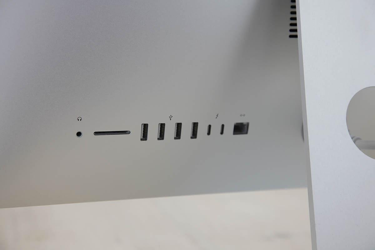Ο iMac \"Core i5\" 3.0 21,5 ιντσών από αλουμίνιο (Retina 4K, 2019/Coffee Lake) διαθέτει επεξεργαστή Intel \"Core i5\" 14-nm \"Coffee Lake\" 3,0GHz (I5-8500) με έξι ανεξάρτητους \"πυρήνες\" επεξεργαστή σε ένα μόνο τσιπ, κοινόχρηστη μνήμη cache επιπέδου 3 9 MB, 8 GB DDR4 SDRAM 2666 MHz, σκληρό δίσκο SDD 500GB και επεξεργαστή γραφικών Radeon Pro 560X με 4 GB αποκλειστικής μνήμης βίντεο GDDR5. Διαθέτει επίσης ενσωματωμένη κάμερα web \"FaceTime HD\" και στερεοφωνικά ηχεία. Αυτό το μοντέλο διαθέτει οθόνη IPS DCI-P3 Retina 4K 21,5\" με οπίσθιο φωτισμό LED 4096x2304 και αναλογία 16:9. Το πίσω μέρος του περιβλήματος είναι από αλουμίνιο και είναι παχύτερο στη μέση και λεπτότερο κατά 5 mm στις άκρες. Η συνδεσιμότητα περιλαμβάνει τέσσερις θύρες USB 3.0, δύο θύρες Thunderbolt 3 (USB-C), Gigabit Ethernet, Wi-Fi 802.11ac και Bluetooth 4.2. Δεν διαθέτει τσιπ T2.