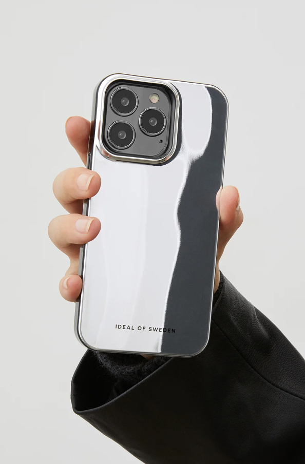 Διαφανής Θήκη iPhone 13/14 με Καθρέφτη

Ο τέλειος σύντροφός σας εν κινήσει, αυτή η μεταλλική θήκη με καθρέφτη διαθέτει ανακλαστική επιφάνεια, προσθέτοντας στυλ και πρακτικότητα στην καθημερινή σας ρουτίνα, καθιστώντας την το ιδανικό αξεσουάρ σας όταν βρίσκεστε έξω.

Προσθέστε ένα επιπλέον επίπεδο προστασίας στο τηλέφωνό σας με τις θήκες με καθρέφτη

\* Προστατευτικός σχεδιασμός με υπερυψωμένες άκρες για την προστασία της κάμερας και της οθόνης

\* Πιστοποιημένη δοκιμή πτώσης από 3 μέτρα

\* Συμβατό με τους ασύρματους φορτιστές της IDEAL OF SWEDEN

Λόγω του φαινομένου του καθρέφτη, οι επιφανειακές γρατσουνιές μπορεί να είναι πιο ορατές. Αυτή η θήκη τηλεφώνου έχει δοκιμαστεί ανεξάρτητα από διεθνώς διαπιστευμένο εργαστήριο τρίτου μέρους και έχει δοκιμαστεί σε πτώση από 3 μέτρα. Λάβετε υπόψη ότι η δοκιμή πτώσης καλύπτει μόνο τη θήκη του τηλεφώνου και ότι η IDEAL OF SWEDEN δεν φέρει ευθύνη για τυχόν ζημιά στο τηλέφωνό σας.

ΥΛΙΚΑ

Ανακυκλωμένο πολυανθρακικό, ανακυκλωμένη θερμοπλαστική πολυουρεθάνη και θερμοπλαστική πολυουρεθάνη.