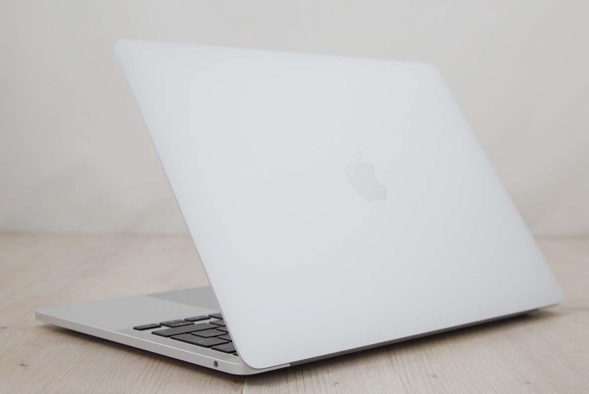 Αυτό το MacBook Pro M1 8πυρήνων (2020) διαθέτει έναν 5-nm 3.2GHz Apple M1 επεξεργαστή με 8 πυρήνες, μια 8πύρηνη κάρτα γραφικών, 16-πυρήνες Neural Engine, 8GB RAM και 250gb SSD. Διαθέτει επίσης ενσωματωμένη κάμερα 720p FaceTime HD, στερεοφωνικά ηχεία, πληκτρολόγιο νέας γενιάς scissor-switch Magic Keyboard με μια διαμορφώσιμη μπαρα απτικών ευκολιών Touch Bar με ξεχωριστό το κουμπί του escape και ένα ξεχωριστό κουμπί αναγνώρισης δακτυλικού αποτυπώματος Touch ID και ένα πελώριο Force Touch trackpad. Επιπρόσθετα διαθέτει μια υψηλής ανάλυσης LED-backlit 13.3\" widescreen 2560x1600 (227 ppi, 500 nits) Retina οθόνη με τεχνολογία True Tone. Η συνδεσιμότητα περιλαμβάνει δυνατότητα ασύρματης δικτύωσης 802.11ax Wi-Fi 6, Bluetooth 5, 2x θύρες Thunderbolt 3/USB 4 (USB-C connector) και είσοδο για ακουστικά 3.5 mm.