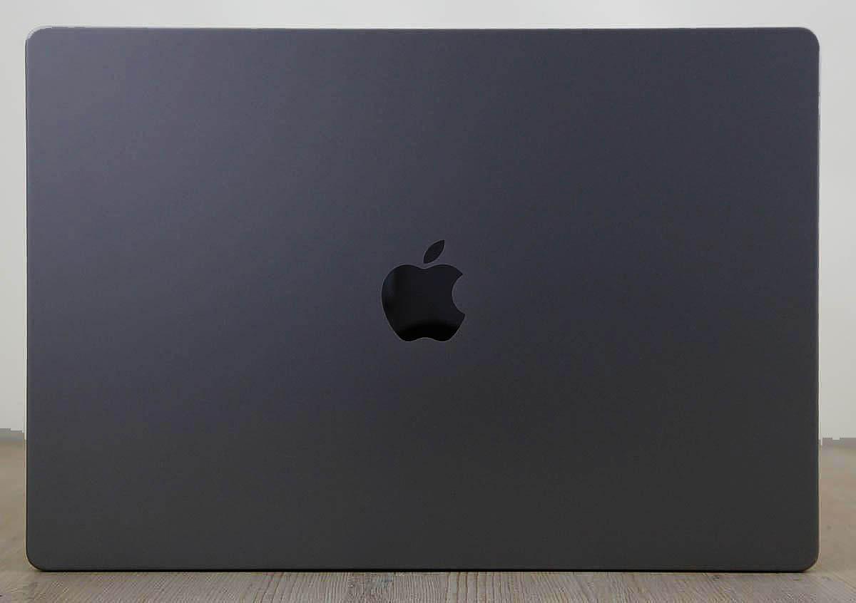 Αυτό το MacBook Pro \"M4 Max\" 14-πύρηνου CPU / 32-πύρηνου GPU 16 ιντσών (2024) διαθέτει επεξεργαστή Apple M4 Max 4,5GHz με 14 πυρήνες CPU (10 performance cores and 4 efficiency cores), GPU 32 πυρήνων, Neural Engine 16 πυρήνων, προεπιλεγμένη ενσωματωμένη μνήμη RAM 36GB και ενσωματωμένο SSD 1 TB. Προσφέρεται σε Space Black, αυτός ο φορητός υπολογιστής διαθέτει ενσωματωμένη κάμερα \"Center Stage\" 12 megapixel, σύστημα ήχου έξι ηχείων υψηλής πιστότητας με woofer ακύρωσης ισχύος, φωτιζόμενο \"Magic Keyboard\" με αισθητήρα \"Touch ID\" και μεγάλο trackpad \"Force Touch\". Επιπλέον, διαθέτει οθόνη υψηλής ανάλυσης 16,2\" με οπίσθιο φωτισμό LED, ανάλυσης 3456x2234 (254 ppi, 1000 nits sustained, 1600 nits peak HDR, 1000 nits SDR, αναλογία αντίθεσης 1.000.000:1) \"Liquid Retina XDR\". Η συνδεσιμότητα περιλαμβάνει Wi-Fi 6E (802.11ax), Bluetooth 5.3, τρεις θύρες Thunderbolt 5 (υποδοχή USB-C), θύρα HDMI 2.1, υποδοχή κάρτας SD με δυνατότητα SDXC, υποδοχή ακουστικών 3,5 mm και υποδοχή τροφοδοσίας \"MagSafe 3\".