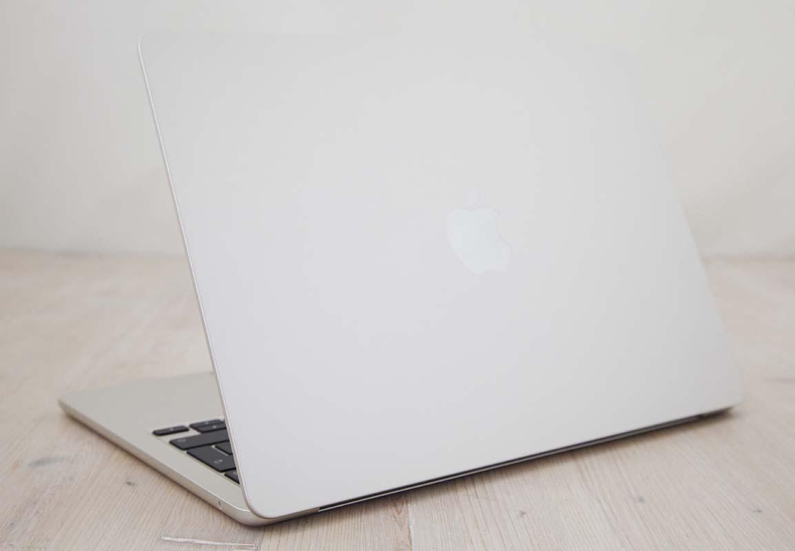 Αυτό το Apple MacBook Air M3 13 ιντσών (2024) με 8 πυρήνες CPU / 8 πυρήνες GPU διαθέτει επεξεργαστή Apple M3 4,05GHz με 8 πυρήνες (4 performance cores and 4 efficiency cores), 8 πυρήνες GPU, 16 πυρήνες Neural Engine, 8GB μνήμης RAM και 256GB SSD. Όλα αυτά σε μια ομοιόμορφα λεπτή θήκη αλουμινίου με ενσωματωμένη κάμερα web 1080p FaceTime HD, ηχοσύστημα τεσσάρων ηχείων, Touch ID, φωτιζόμενο \"Magic Keyboard\", μεγάλο trackpad \"Force Touch\" και οθόνη υψηλής ανάλυσης 13,6\" με οπίσθιο φωτισμό LED 2560x1664 (224 ppi, 500 nits) \"Liquid Retina\" με τεχνολογία Wide color (P3) και True Tone. Η συνδεσιμότητα περιλαμβάνει 802.11ax Wi-Fi 6E, Bluetooth 5.3, δύο θύρες Thunderbolt 3/USB 4 (υποδοχή USB-C) και υποδοχή ακουστικών 3,5 mm.